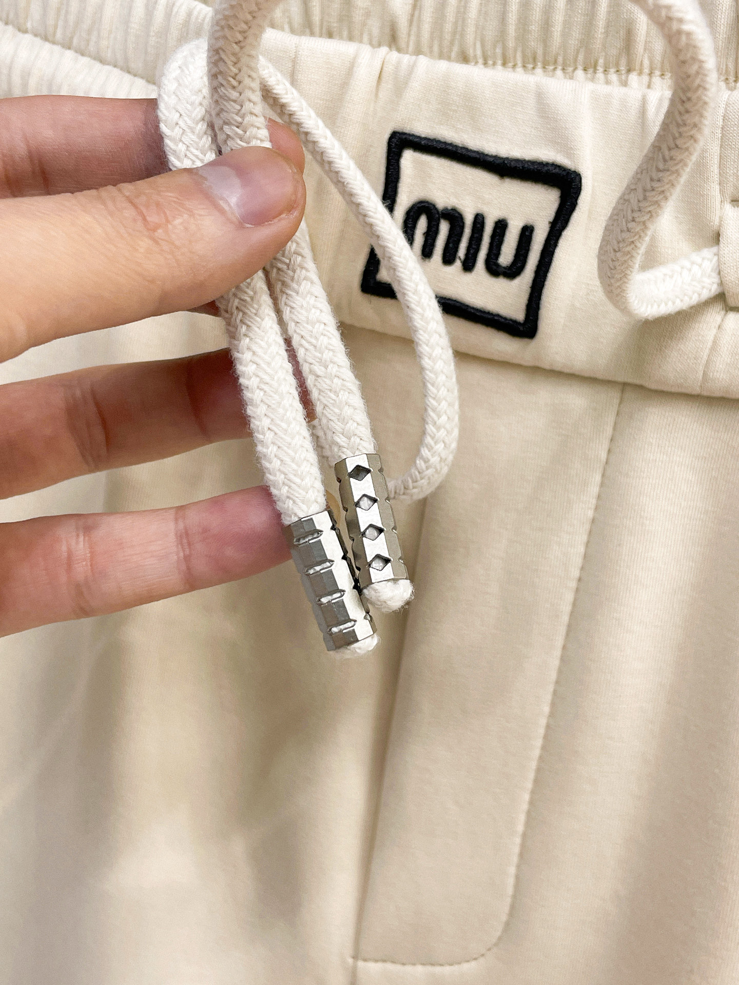 MIU 顶级货品🐮 🆕2026春夏新款休闲裤！官网同步发售。品牌经典LOGO休闲裤 ，定制面料，舒适度极