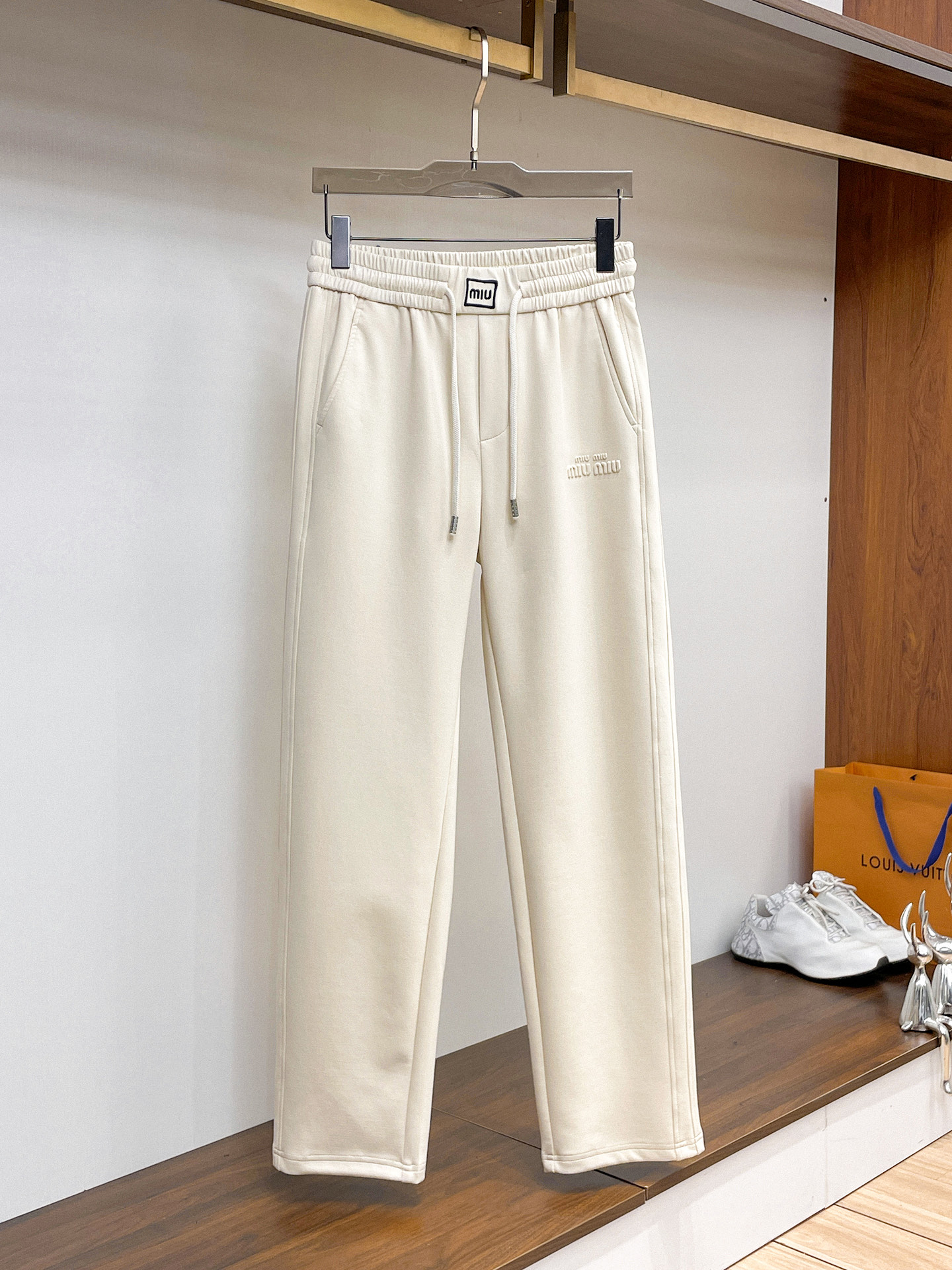 MIU 顶级货品🐮 🆕2026春夏新款休闲裤！官网同步发售。品牌经典LOGO休闲裤 ，定制面料，舒适度极