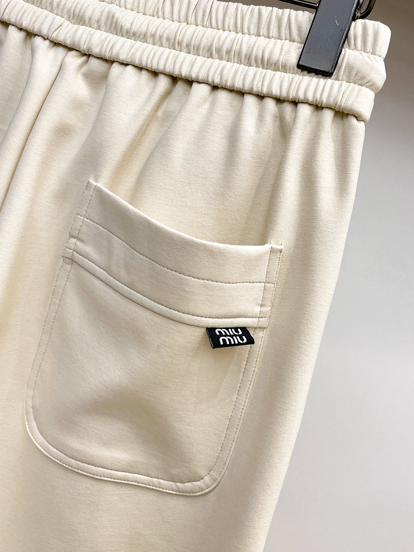 MIU 顶级货品🐮 🆕2026春夏新款休闲裤！官网同步发售。品牌经典LOGO休闲裤 ，定制面料，舒适度极