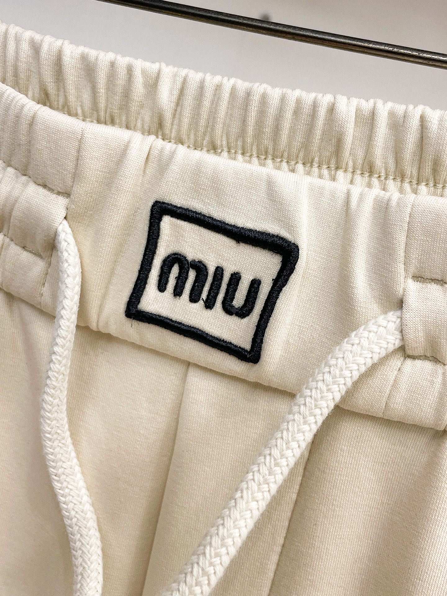 MIU 顶级货品🐮 🆕2026春夏新款休闲裤！官网同步发售。品牌经典LOGO休闲裤 ，定制面料，舒适度极