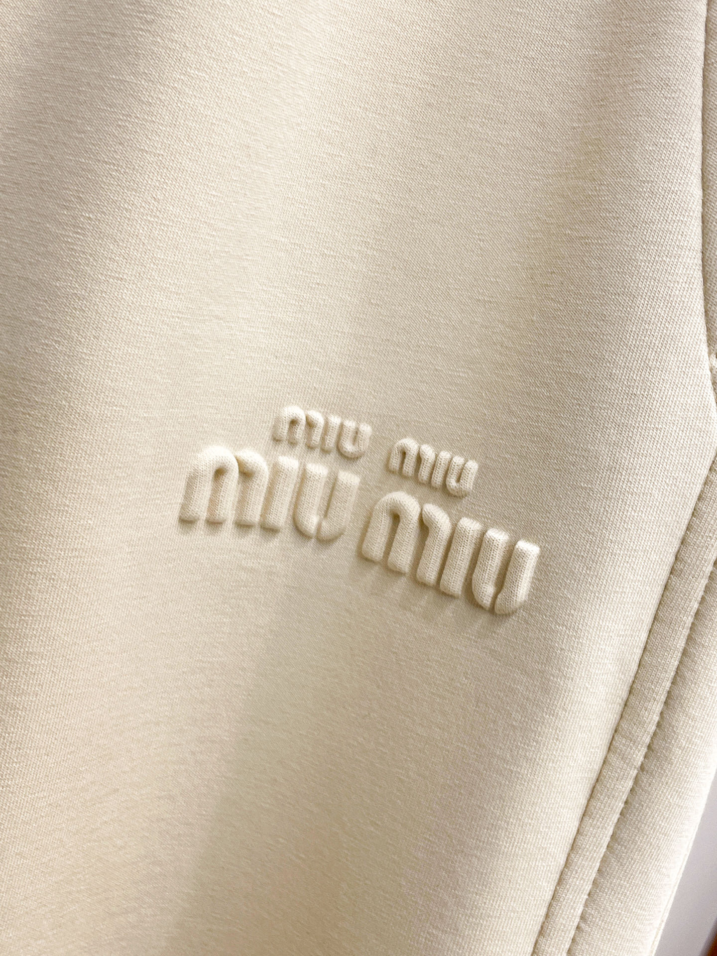 MIU 顶级货品🐮 🆕2026春夏新款休闲裤！官网同步发售。品牌经典LOGO休闲裤 ，定制面料，舒适度极