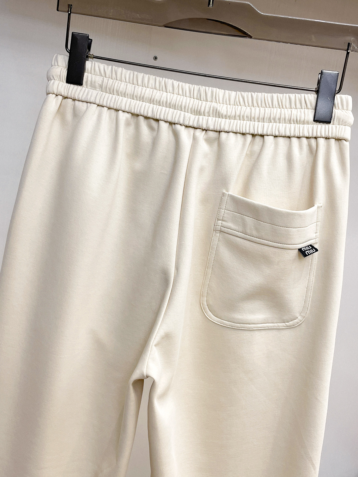 MIU 顶级货品🐮 🆕2026春夏新款休闲裤！官网同步发售。品牌经典LOGO休闲裤 ，定制面料，舒适度极