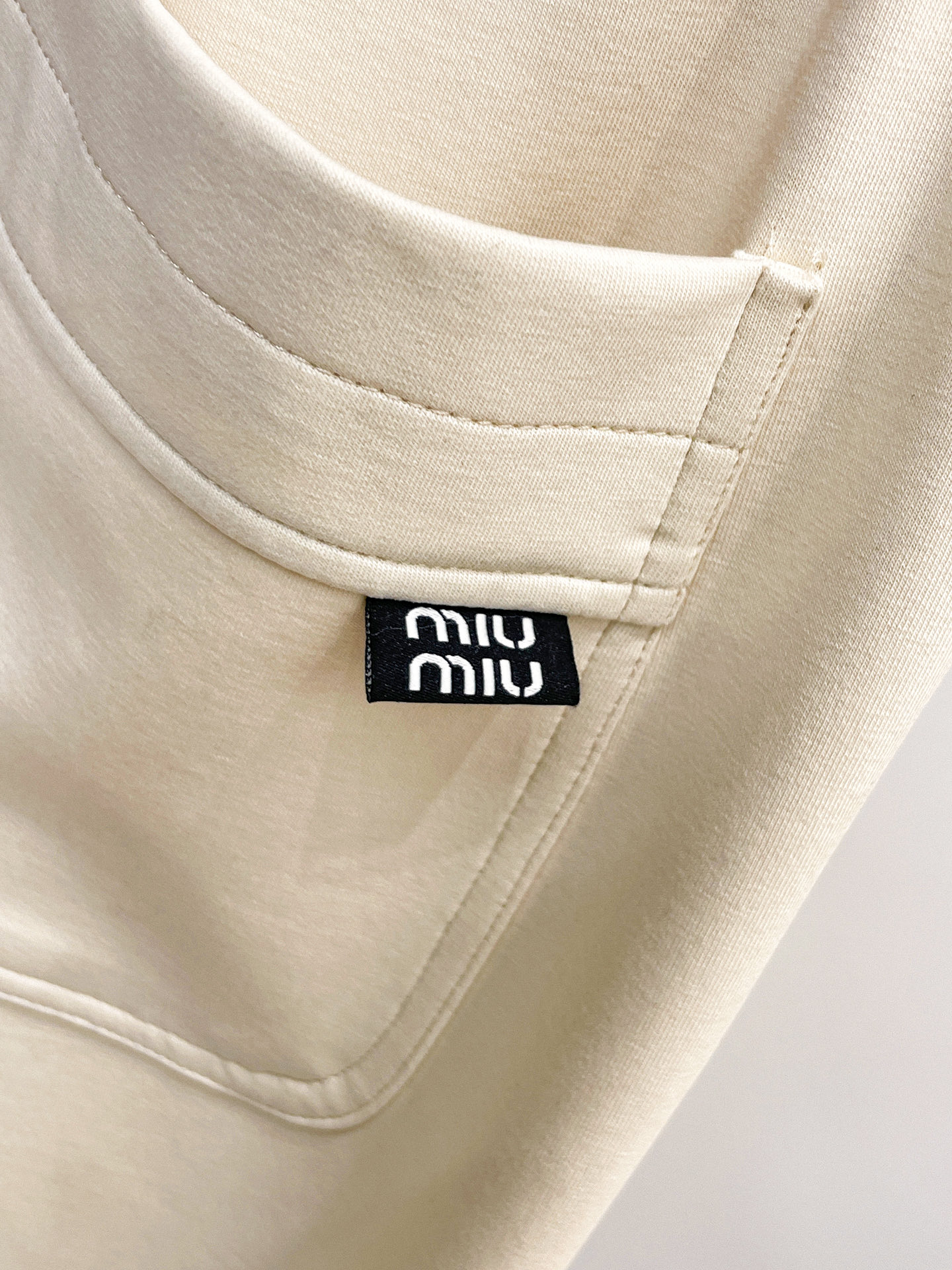 MIU 顶级货品🐮 🆕2026春夏新款休闲裤！官网同步发售。品牌经典LOGO休闲裤 ，定制面料，舒适度极