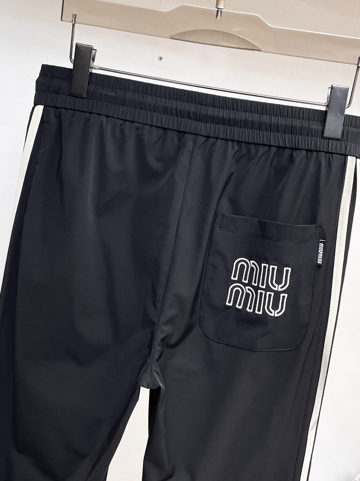 MIU 顶级货品🐮 🆕2026春夏新款休闲裤！官网同步发售。品牌经典LOGO休闲裤 ，定制面料，舒适度极