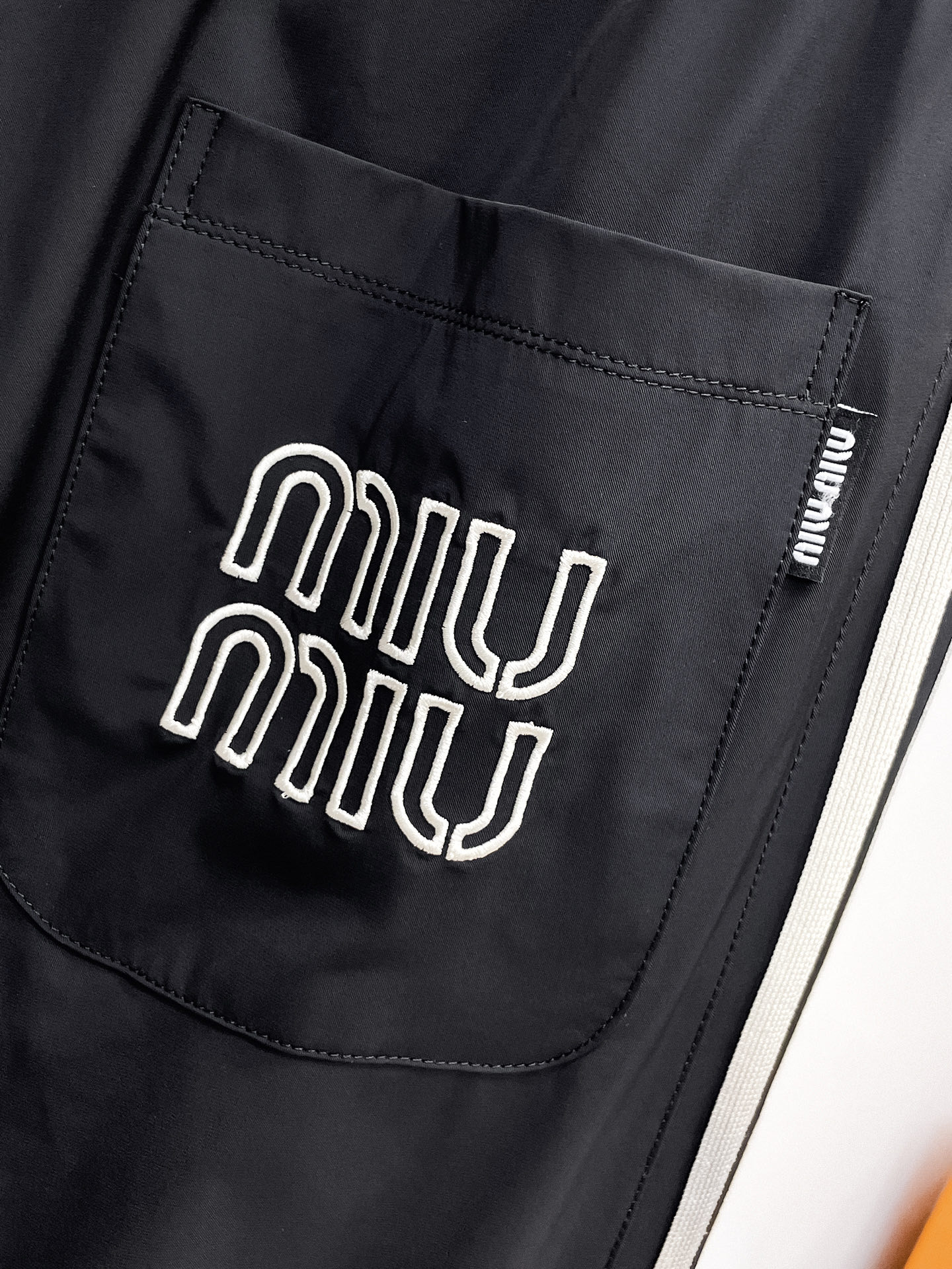 MIU 顶级货品🐮 🆕2026春夏新款休闲裤！官网同步发售。品牌经典LOGO休闲裤 ，定制面料，舒适度极