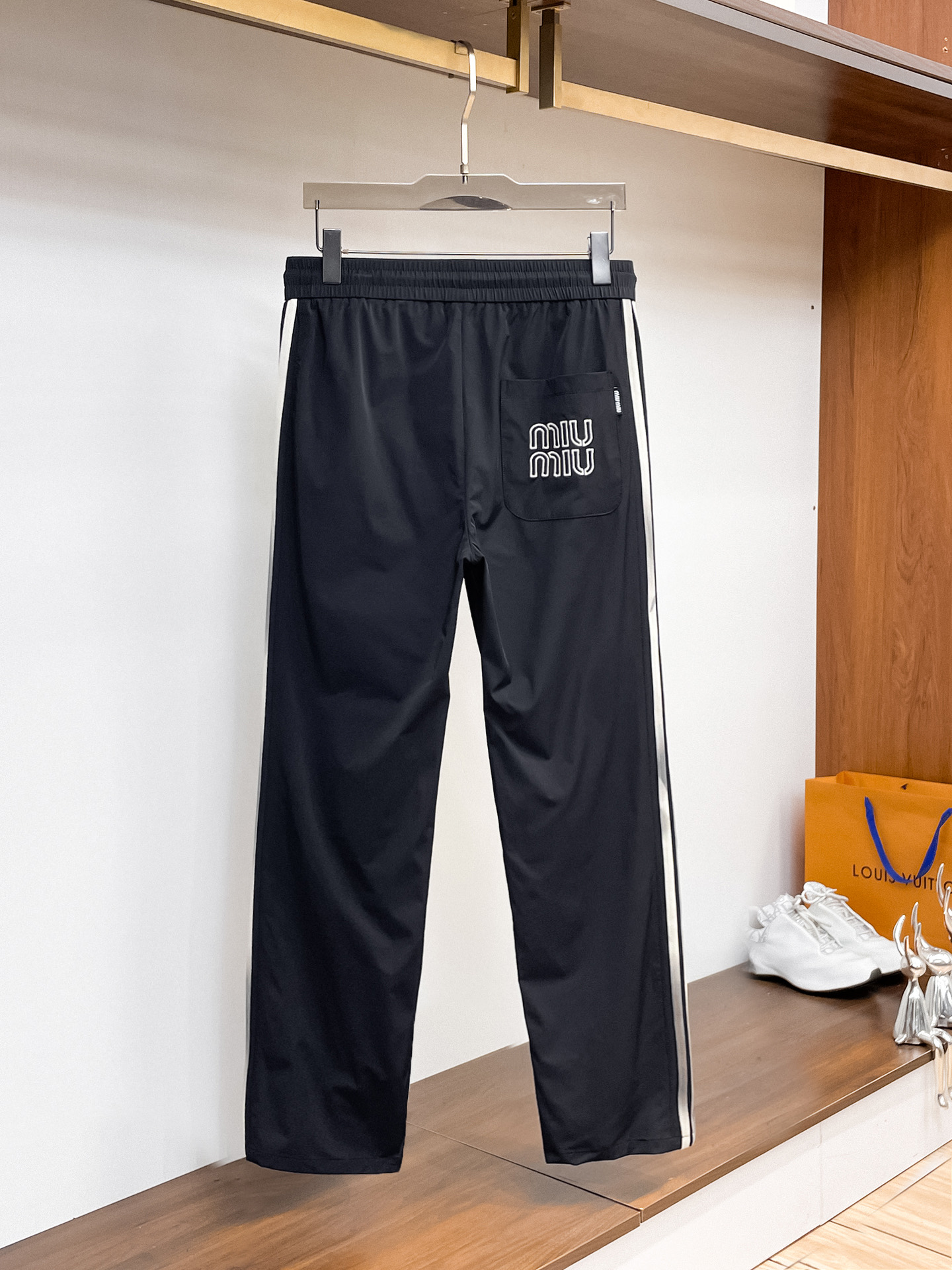 MIU 顶级货品🐮 🆕2026春夏新款休闲裤！官网同步发售。品牌经典LOGO休闲裤 ，定制面料，舒适度极