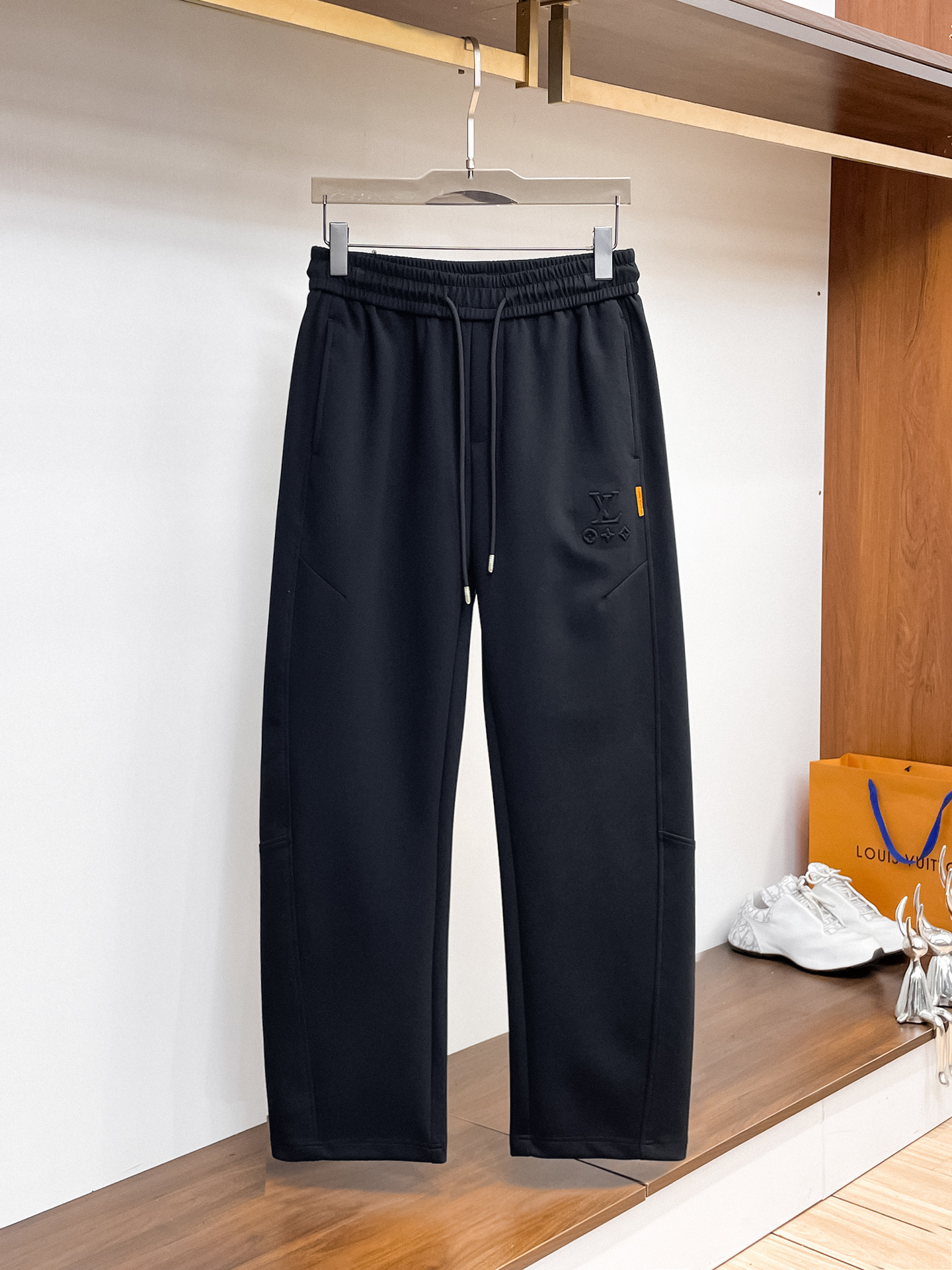 LV 顶级货品🐮 🆕2026春夏新款休闲裤！官网同步发售。品牌经典LOGO休闲裤 ，定制面料，舒适度极好