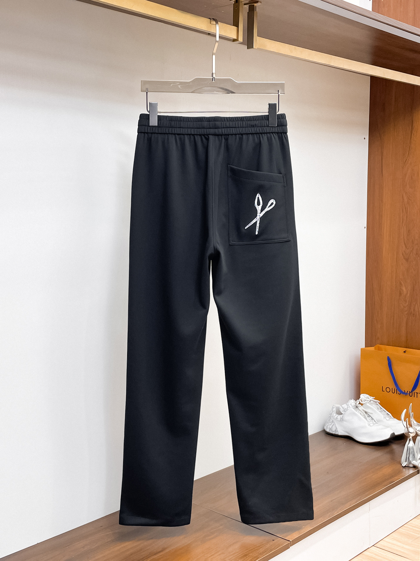 LV 顶级货品🐮 🆕2026春夏新款休闲裤！官网同步发售。品牌经典LOGO休闲裤 ，定制面料，舒适度极好