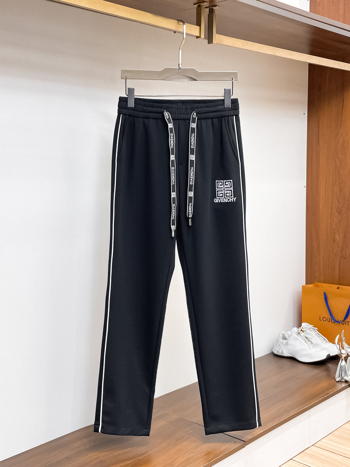 纪梵希 顶级货品🐮 🆕2026春夏新款休闲裤！官网同步发售。品牌经典LOGO休闲裤 ，定制面料，舒适度极