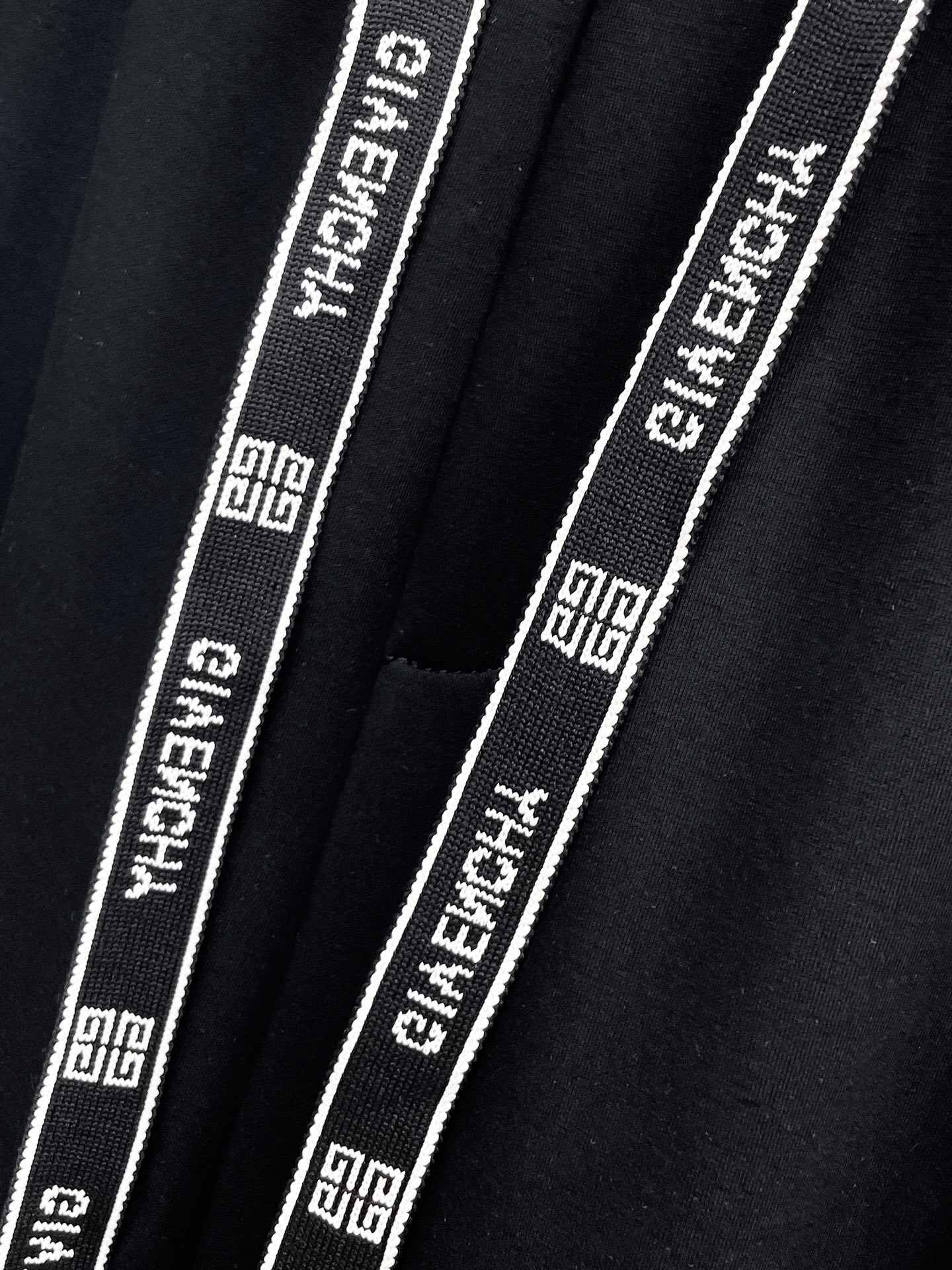 纪梵希 顶级货品🐮 🆕2026春夏新款休闲裤！官网同步发售。品牌经典LOGO休闲裤 ，定制面料，舒适度极