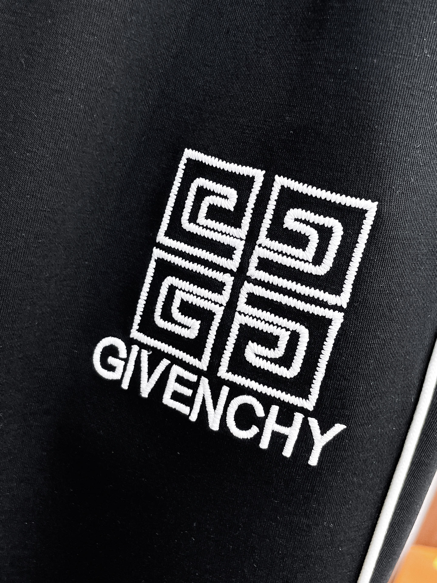 纪梵希 顶级货品🐮 🆕2026春夏新款休闲裤！官网同步发售。品牌经典LOGO休闲裤 ，定制面料，舒适度极