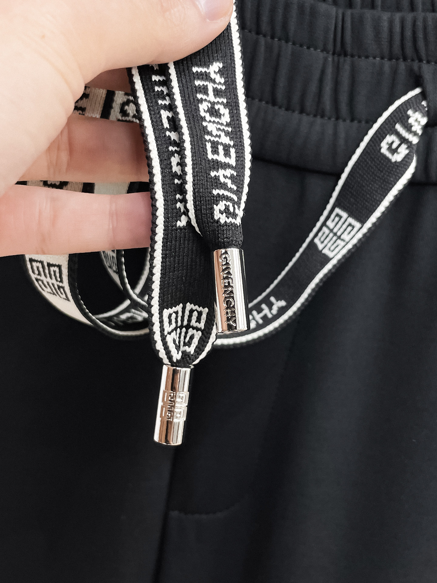 纪梵希 顶级货品🐮 🆕2026春夏新款休闲裤！官网同步发售。品牌经典LOGO休闲裤 ，定制面料，舒适度极