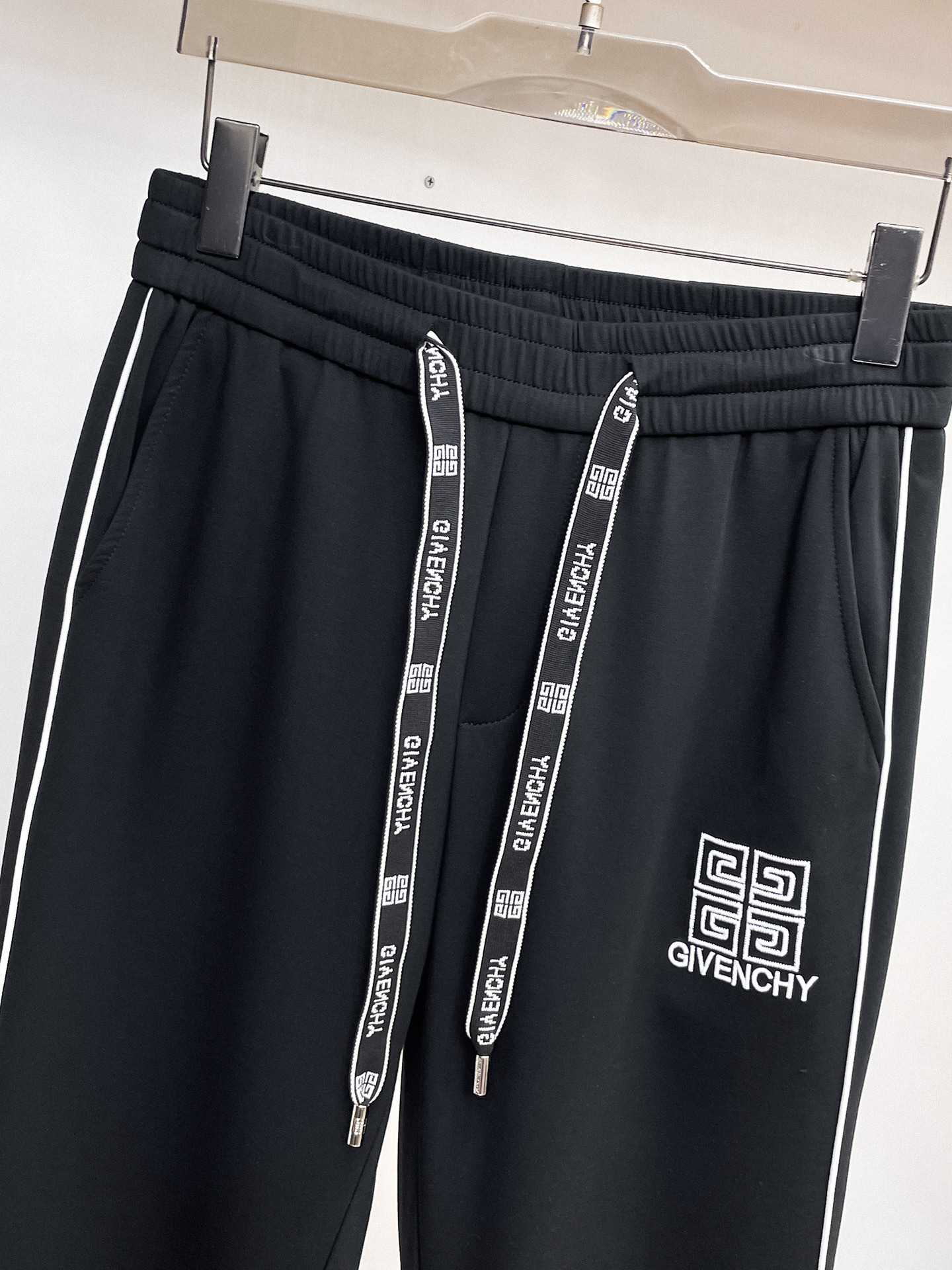 纪梵希 顶级货品🐮 🆕2026春夏新款休闲裤！官网同步发售。品牌经典LOGO休闲裤 ，定制面料，舒适度极