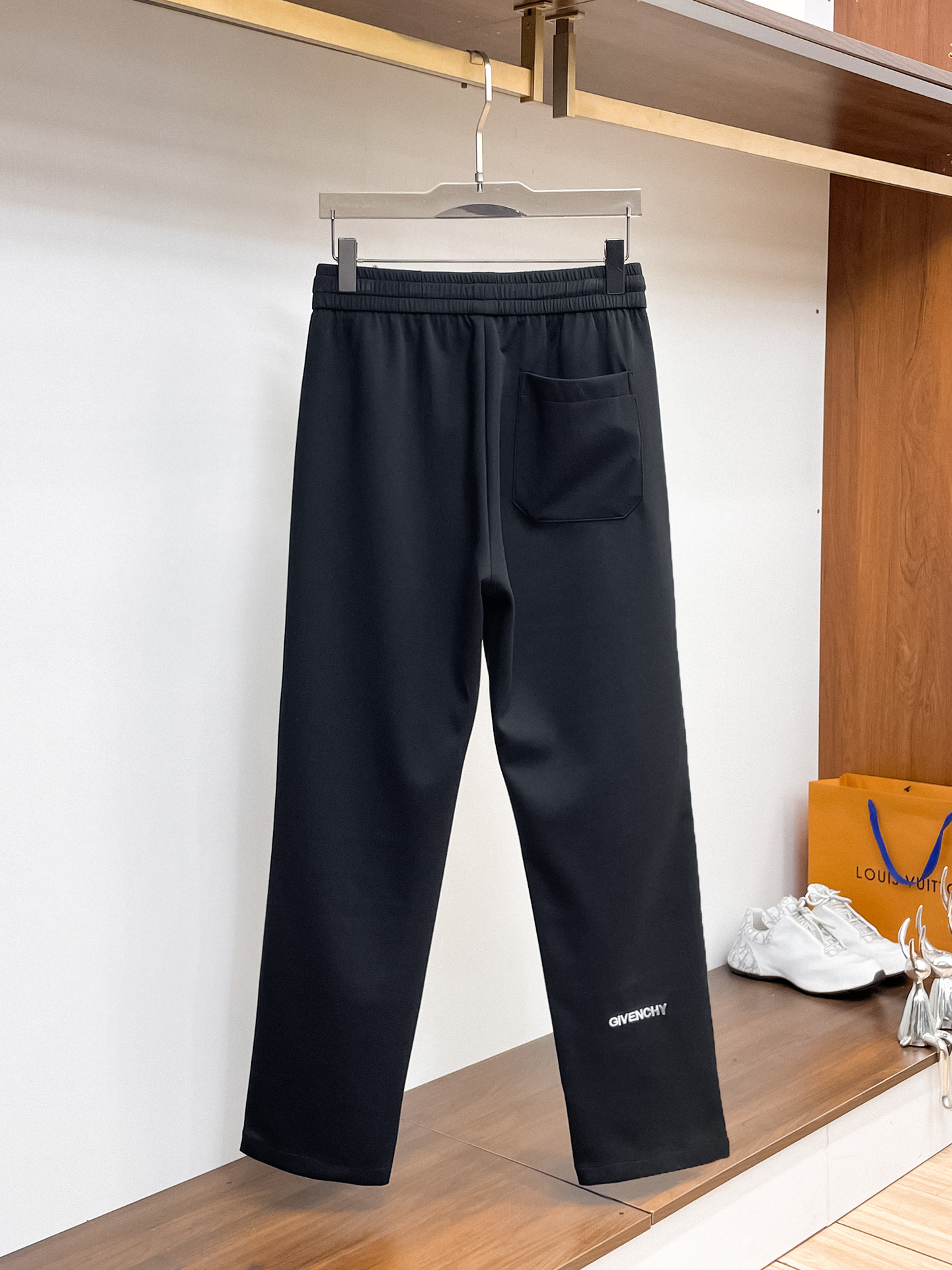 纪梵希 顶级货品🐮 🆕2026春夏新款休闲裤！官网同步发售。品牌经典LOGO休闲裤 ，定制面料，舒适度极