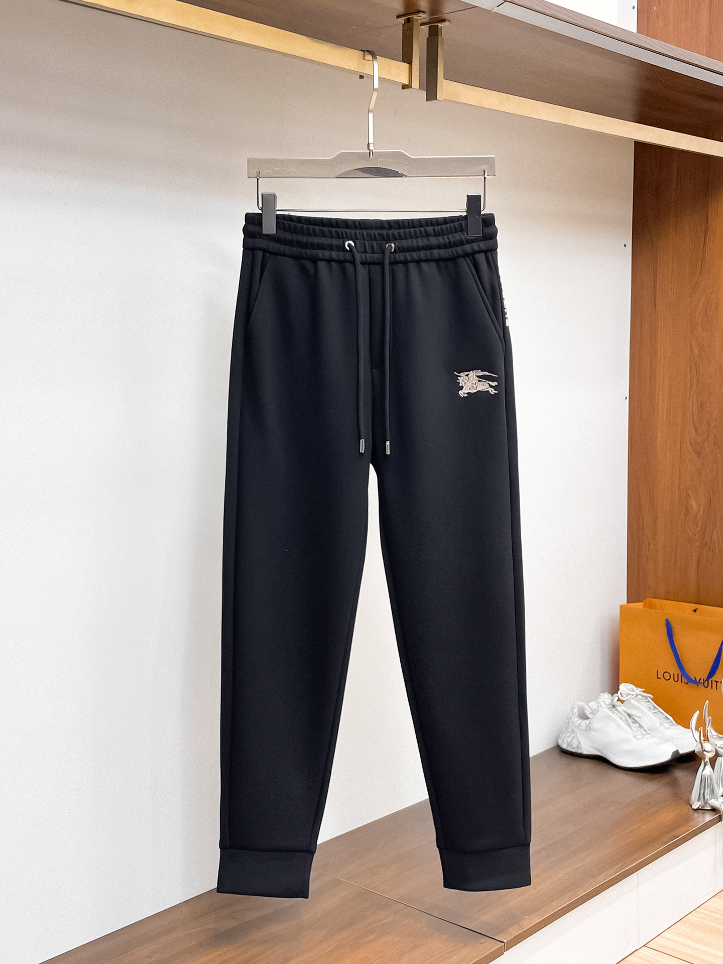 巴宝莉 顶级货品🐮 🆕2026春夏新款休闲裤！官网同步发售。品牌经典LOGO休闲裤 ，定制面料，舒适度极