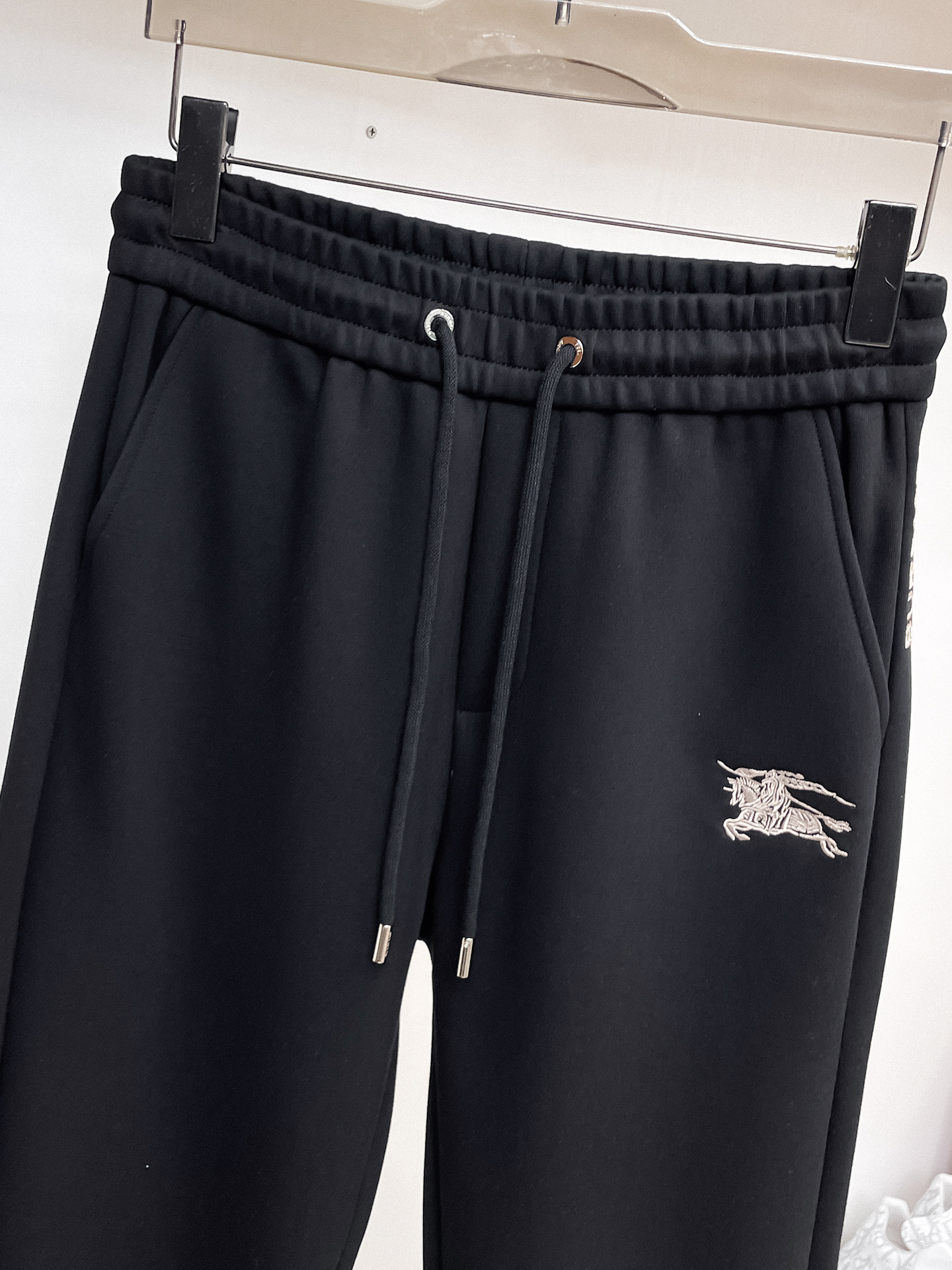 巴宝莉 顶级货品🐮 🆕2026春夏新款休闲裤！官网同步发售。品牌经典LOGO休闲裤 ，定制面料，舒适度极