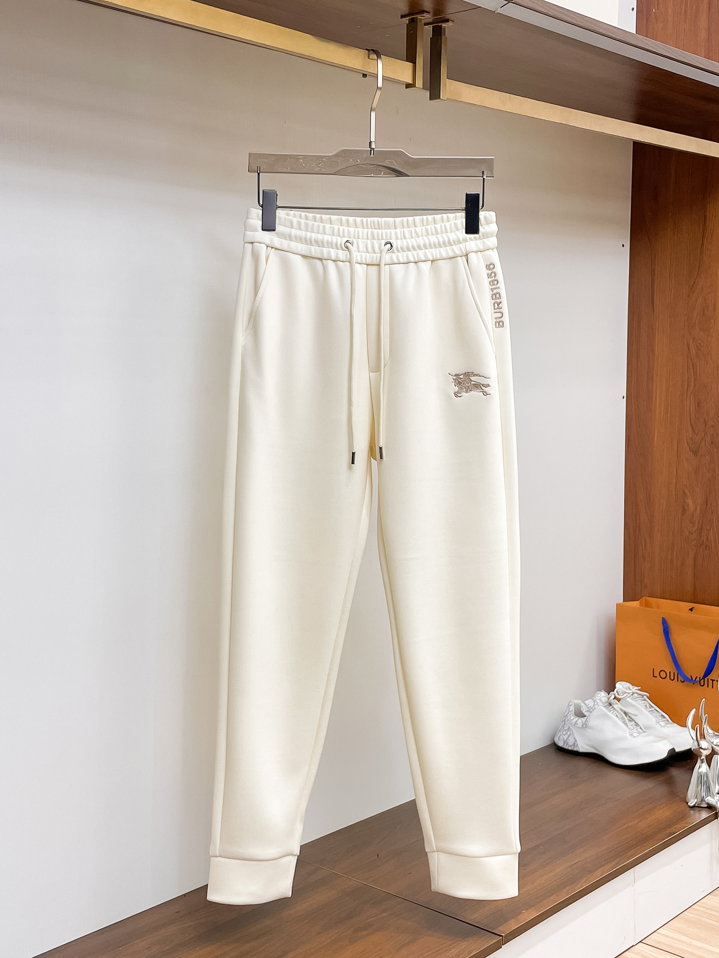 巴宝莉 顶级货品🐮 🆕2026春夏新款休闲裤！官网同步发售。品牌经典LOGO休闲裤 ，定制面料，舒适度极