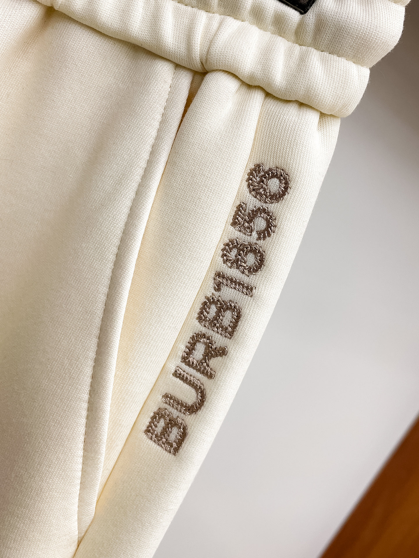 巴宝莉 顶级货品🐮 🆕2026春夏新款休闲裤！官网同步发售。品牌经典LOGO休闲裤 ，定制面料，舒适度极