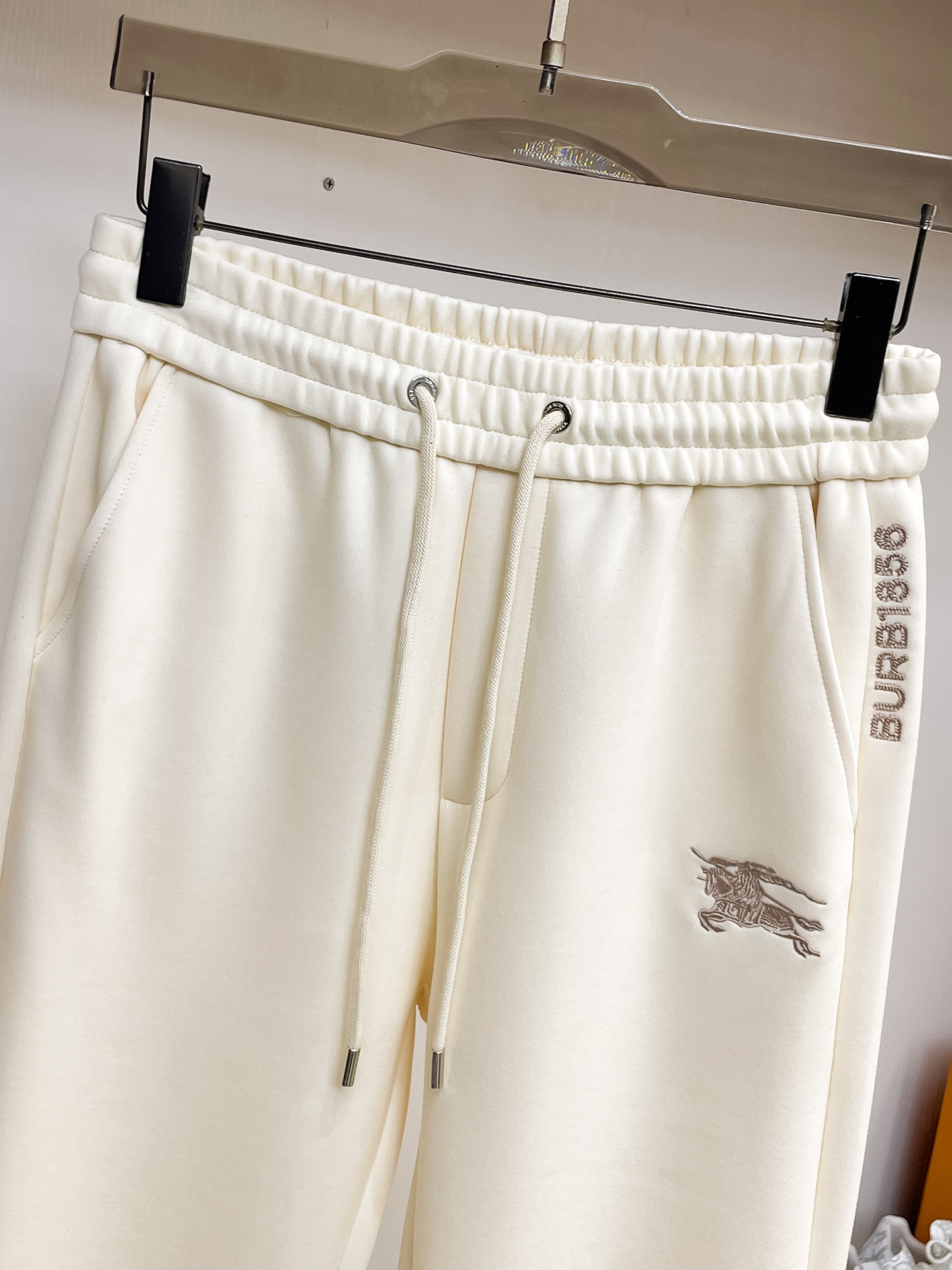 巴宝莉 顶级货品🐮 🆕2026春夏新款休闲裤！官网同步发售。品牌经典LOGO休闲裤 ，定制面料，舒适度极