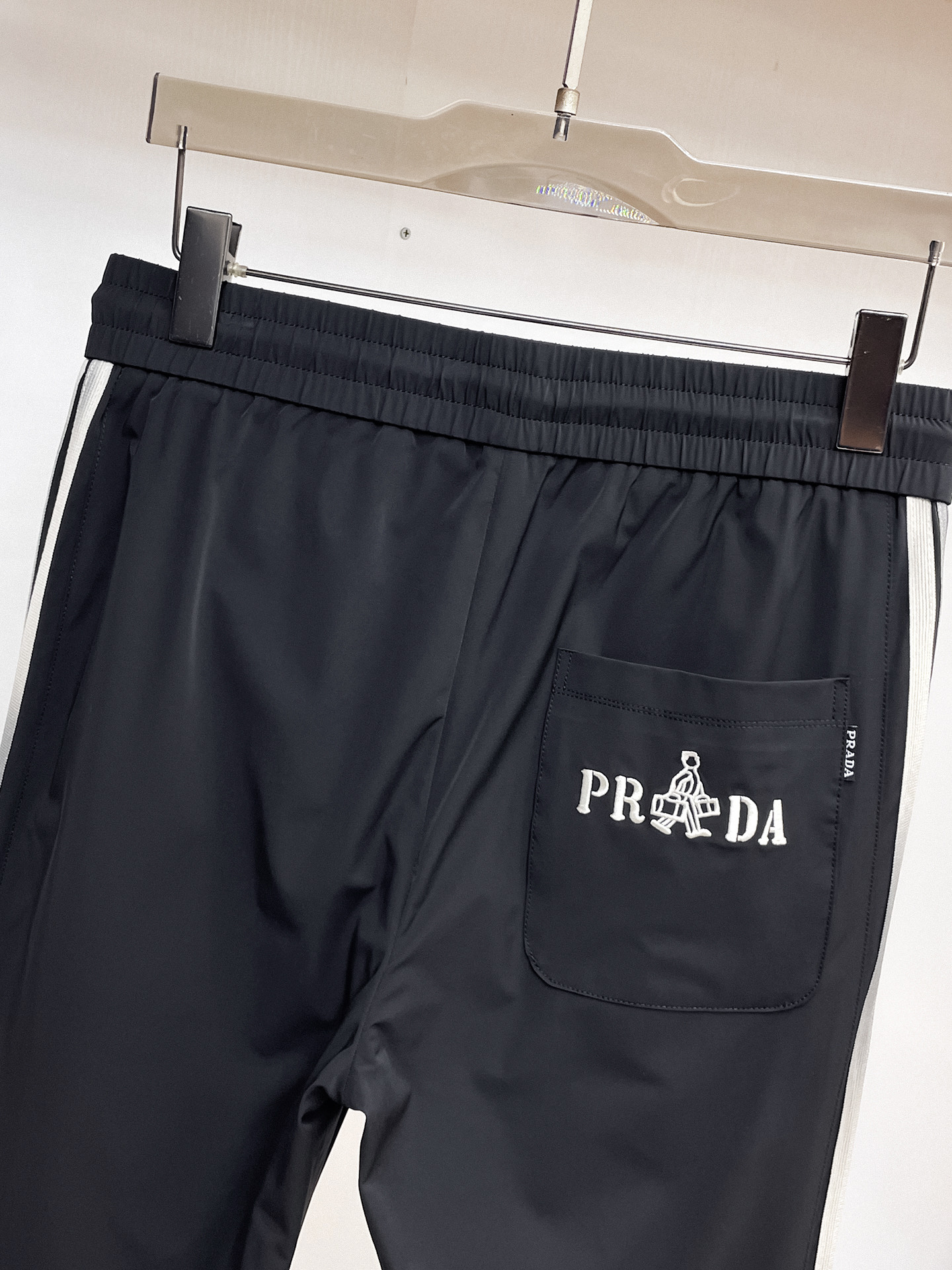 普拉达 顶级货品🐮 🆕2026春夏新款休闲裤！官网同步发售。品牌经典LOGO休闲裤 ，定制面料，舒适度极