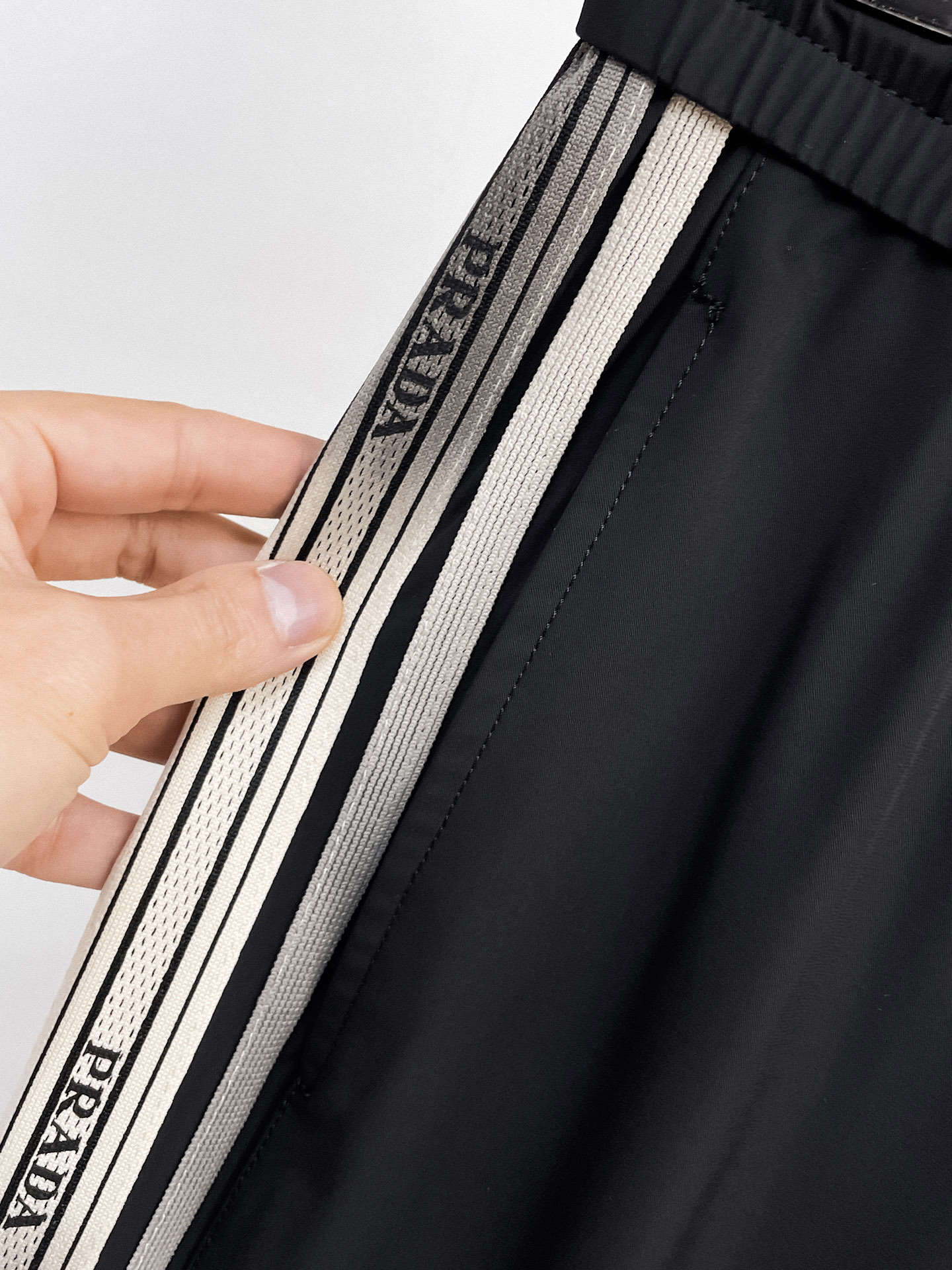 普拉达 顶级货品🐮 🆕2026春夏新款休闲裤！官网同步发售。品牌经典LOGO休闲裤 ，定制面料，舒适度极