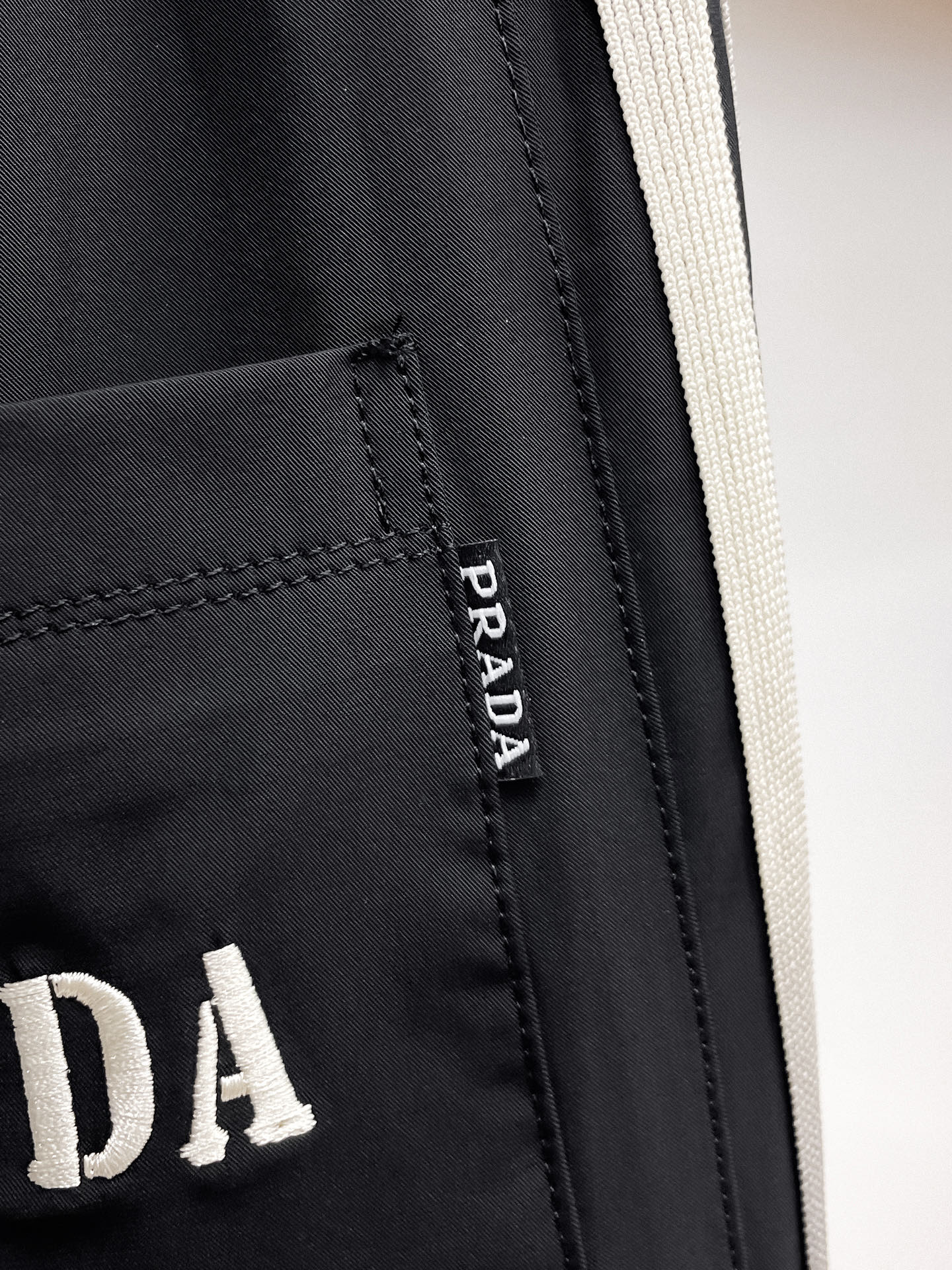 普拉达 顶级货品🐮 🆕2026春夏新款休闲裤！官网同步发售。品牌经典LOGO休闲裤 ，定制面料，舒适度极