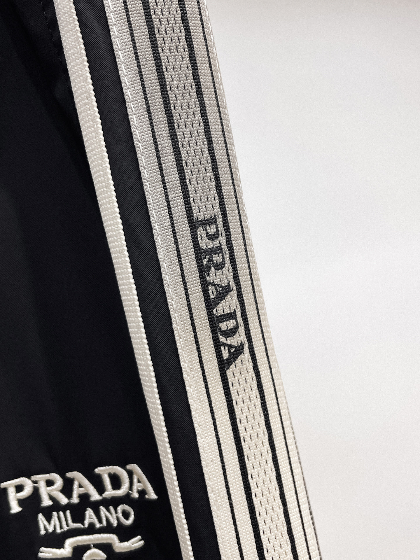 普拉达 顶级货品🐮 🆕2026春夏新款休闲裤！官网同步发售。品牌经典LOGO休闲裤 ，定制面料，舒适度极