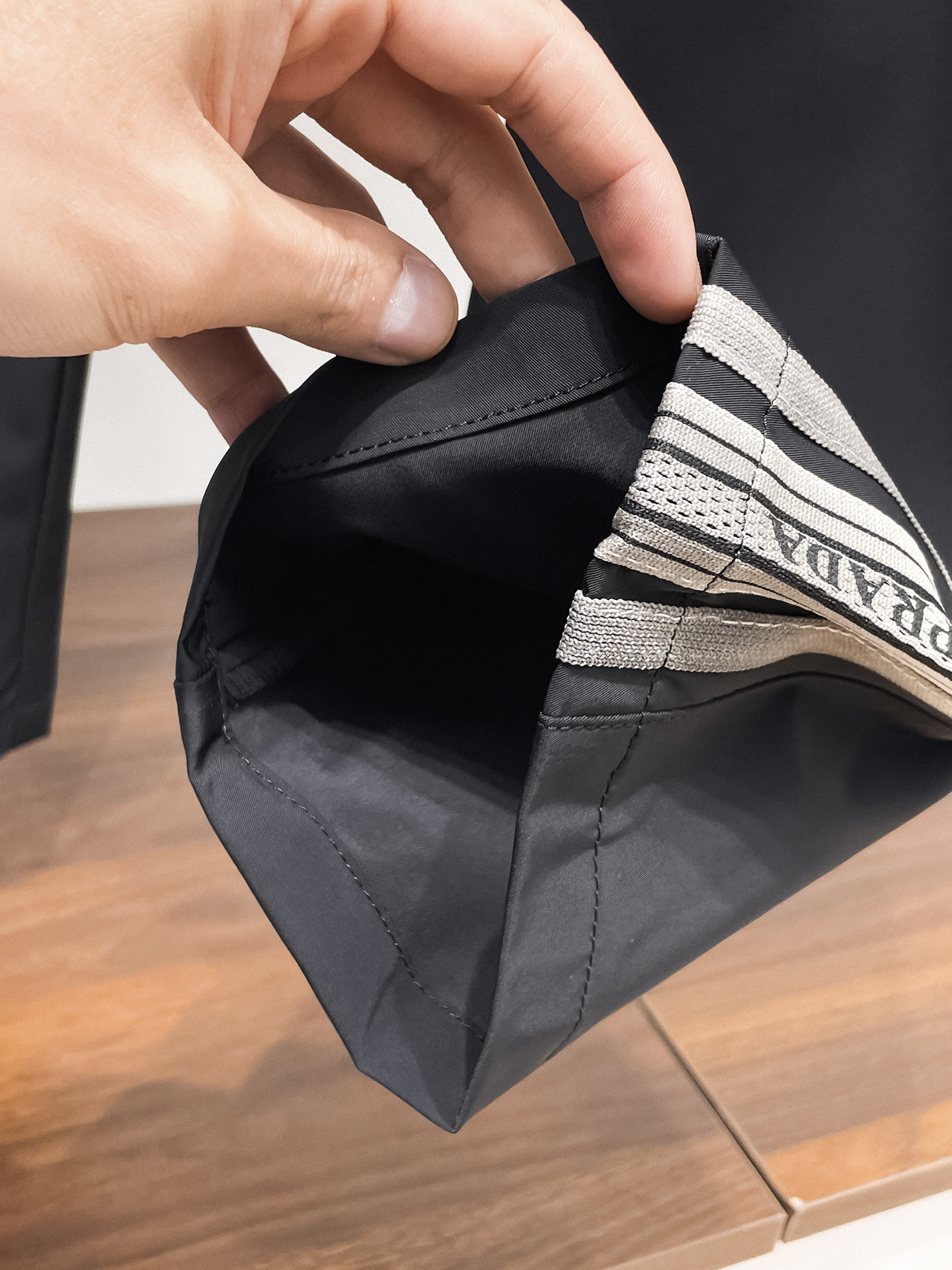 普拉达 顶级货品🐮 🆕2026春夏新款休闲裤！官网同步发售。品牌经典LOGO休闲裤 ，定制面料，舒适度极