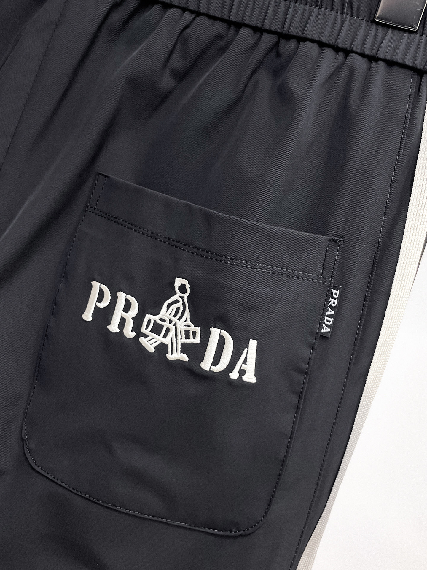 普拉达 顶级货品🐮 🆕2026春夏新款休闲裤！官网同步发售。品牌经典LOGO休闲裤 ，定制面料，舒适度极