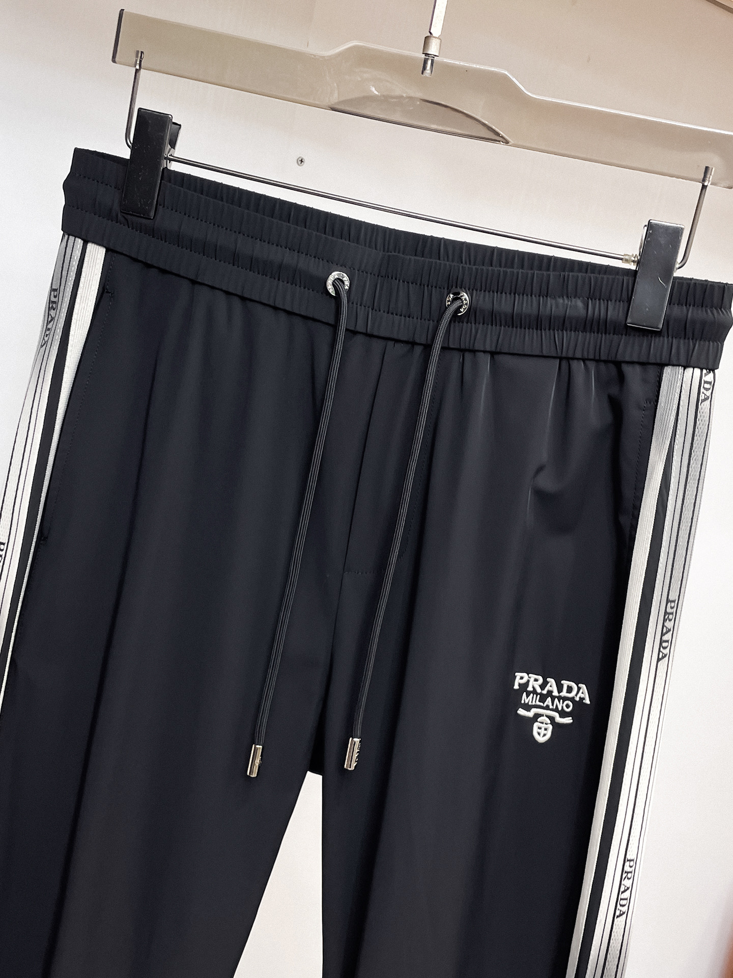普拉达 顶级货品🐮 🆕2026春夏新款休闲裤！官网同步发售。品牌经典LOGO休闲裤 ，定制面料，舒适度极
