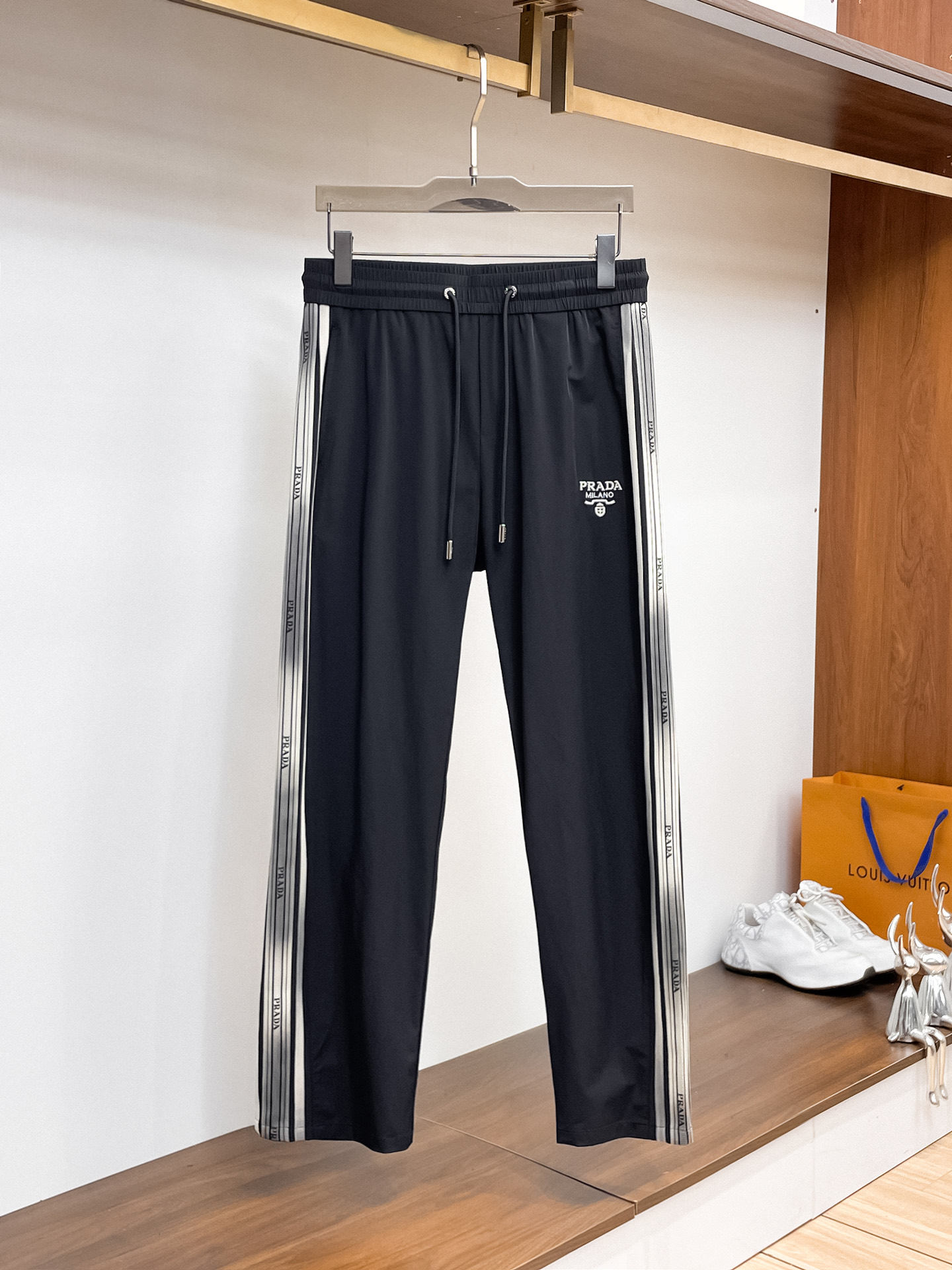 普拉达 顶级货品🐮 🆕2026春夏新款休闲裤！官网同步发售。品牌经典LOGO休闲裤 ，定制面料，舒适度极