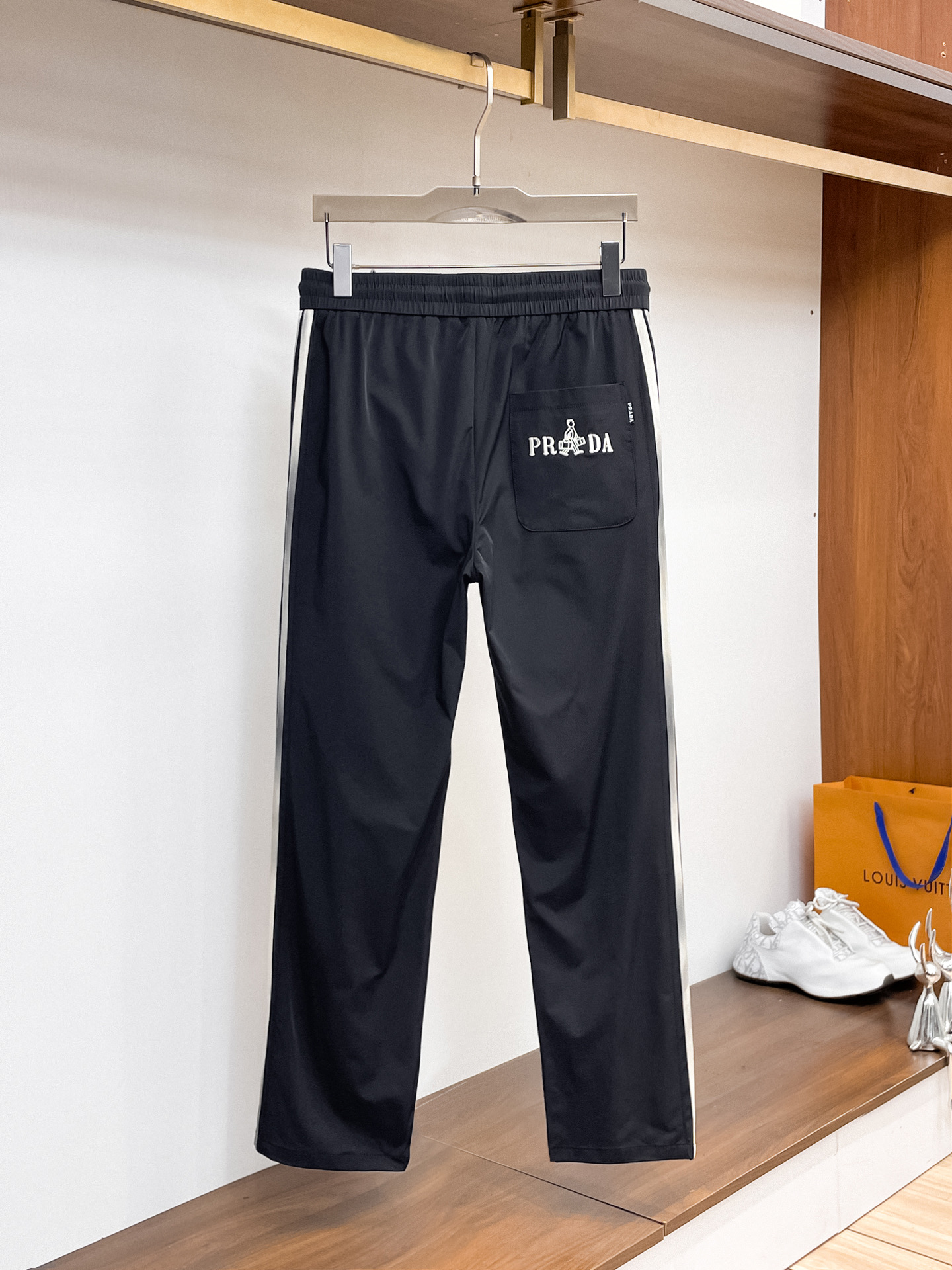 普拉达 顶级货品🐮 🆕2026春夏新款休闲裤！官网同步发售。品牌经典LOGO休闲裤 ，定制面料，舒适度极
