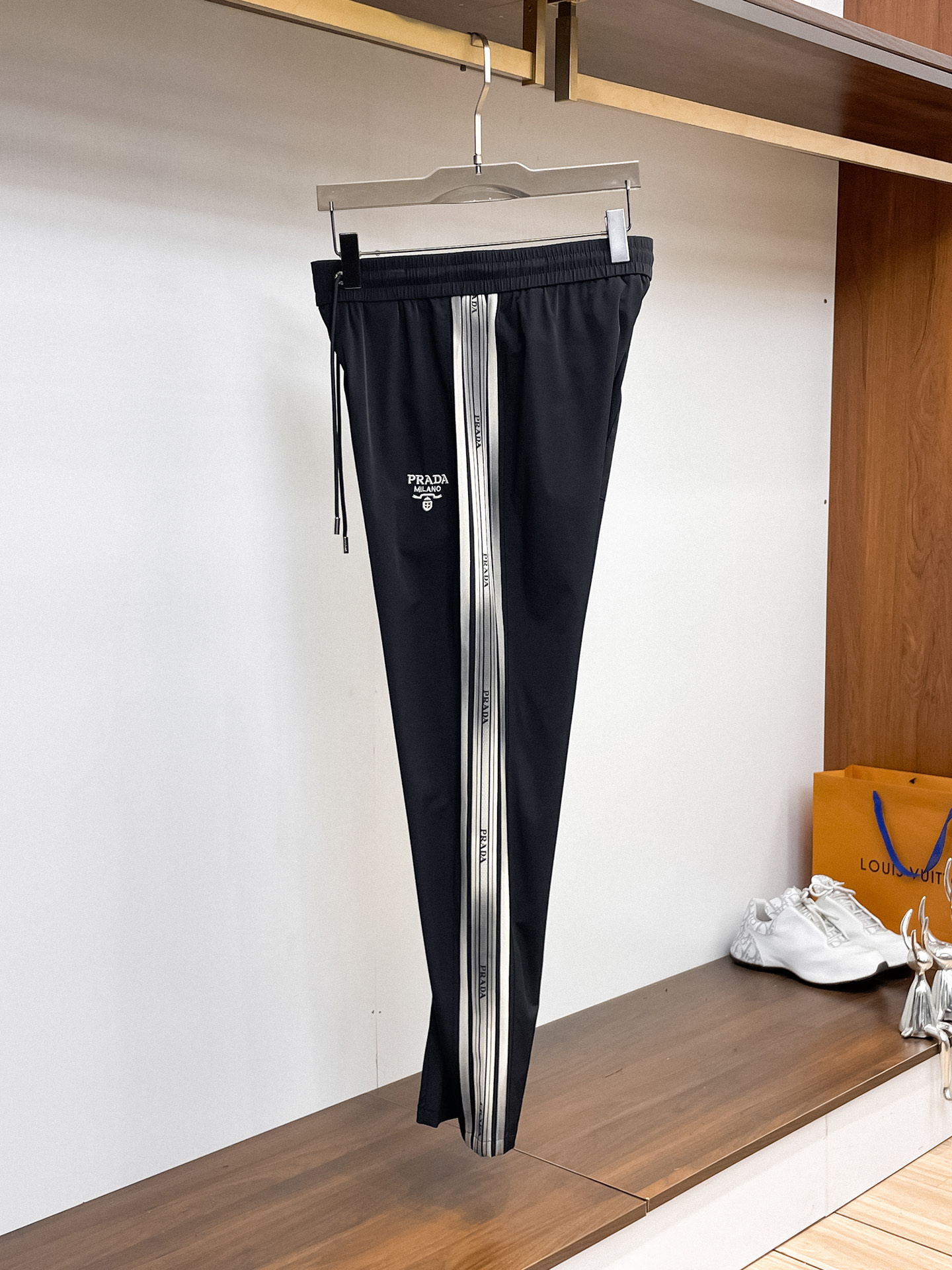 普拉达 顶级货品🐮 🆕2026春夏新款休闲裤！官网同步发售。品牌经典LOGO休闲裤 ，定制面料，舒适度极