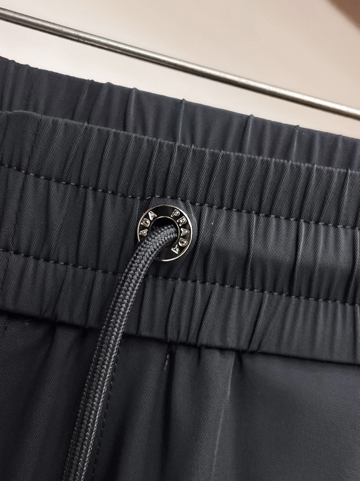 普拉达 顶级货品🐮 🆕2026春夏新款休闲裤！官网同步发售。品牌经典LOGO休闲裤 ，定制面料，舒适度极