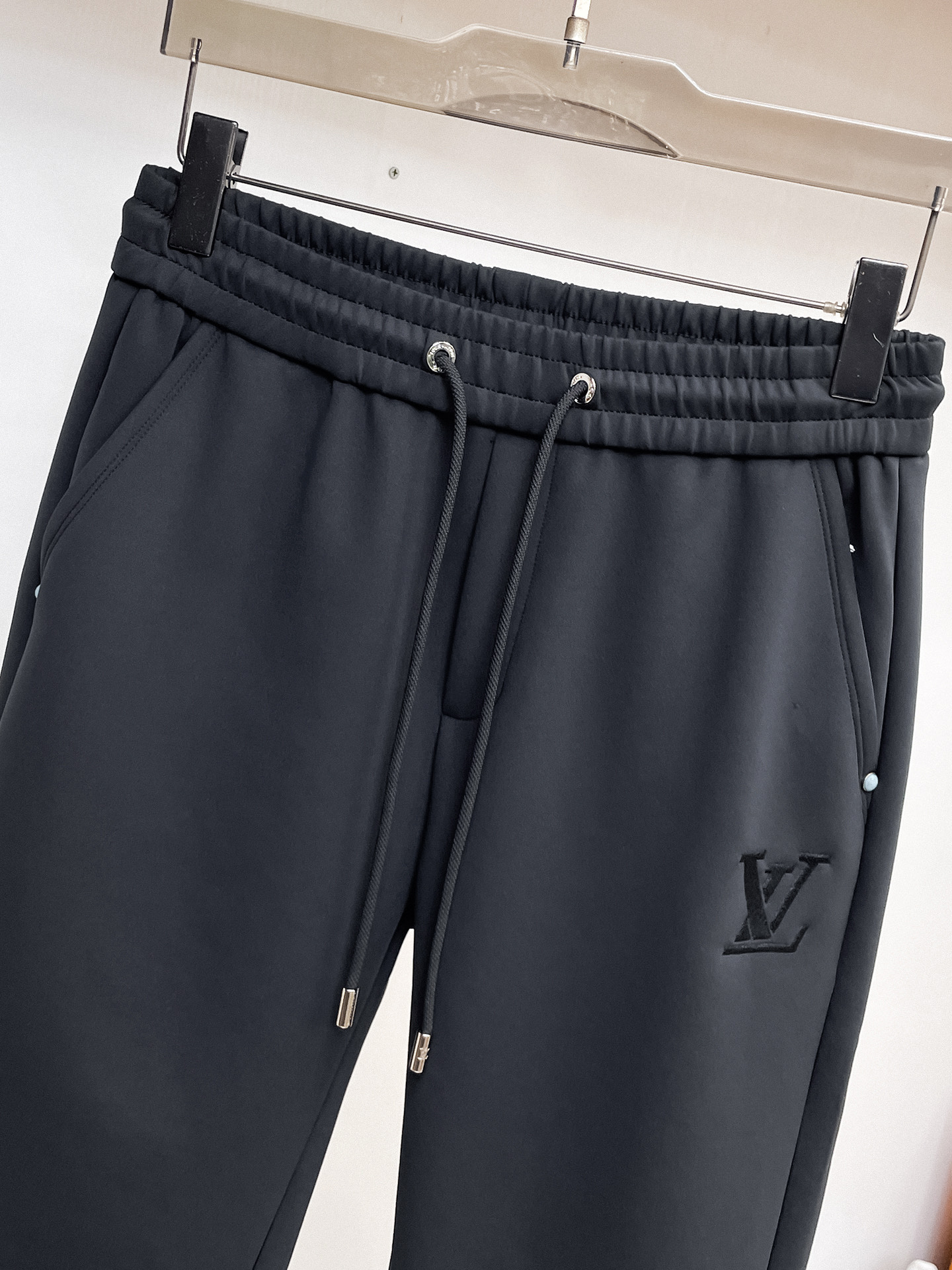 LV 顶级货品🐮 🆕2026春夏新款休闲裤！官网同步发售。品牌经典LOGO休闲裤 ，定制面料，舒适度极好