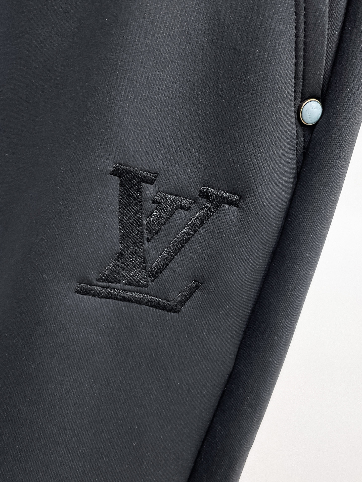 LV 顶级货品🐮 🆕2026春夏新款休闲裤！官网同步发售。品牌经典LOGO休闲裤 ，定制面料，舒适度极好