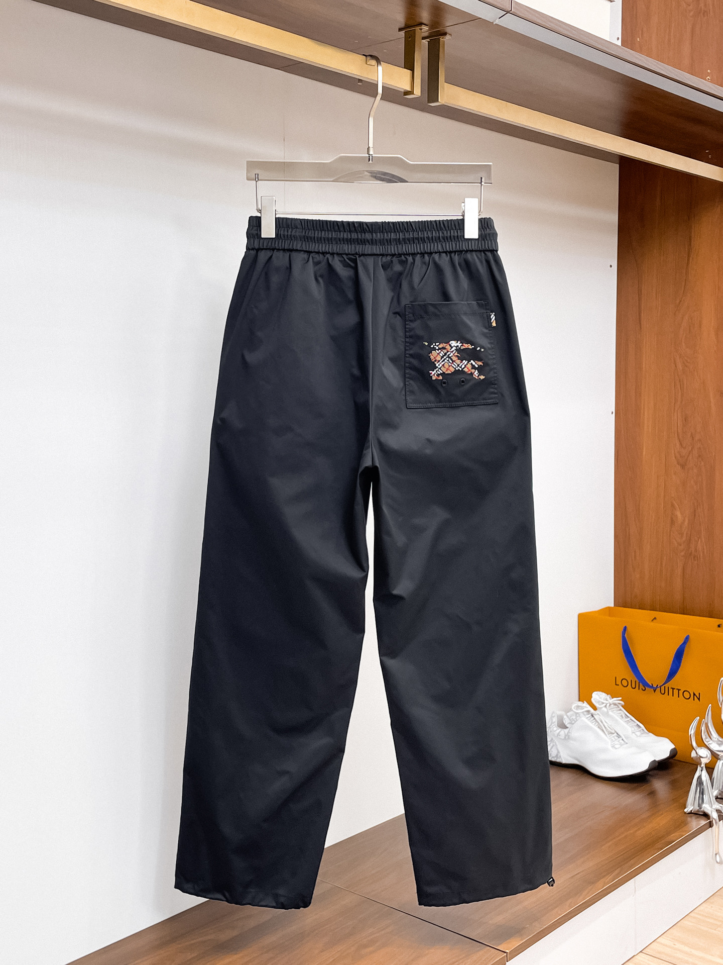 巴宝莉 顶级货品🐮 🆕2026春夏新款休闲裤！官网同步发售。品牌经典LOGO休闲裤 ，定制面料，舒适度极