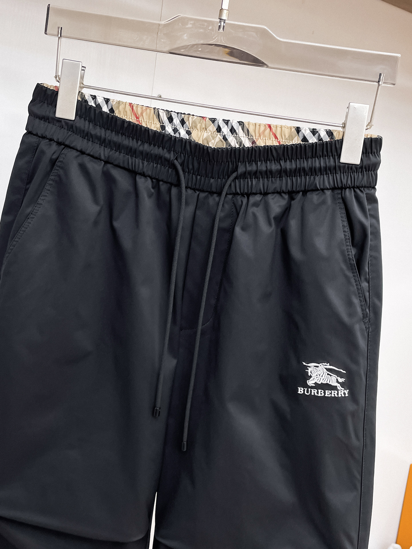 巴宝莉 顶级货品🐮 🆕2026春夏新款休闲裤！官网同步发售。品牌经典LOGO休闲裤 ，定制面料，舒适度极