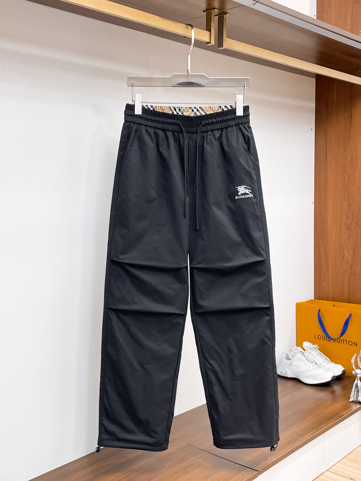 巴宝莉 顶级货品🐮 🆕2026春夏新款休闲裤！官网同步发售。品牌经典LOGO休闲裤 ，定制面料，舒适度极