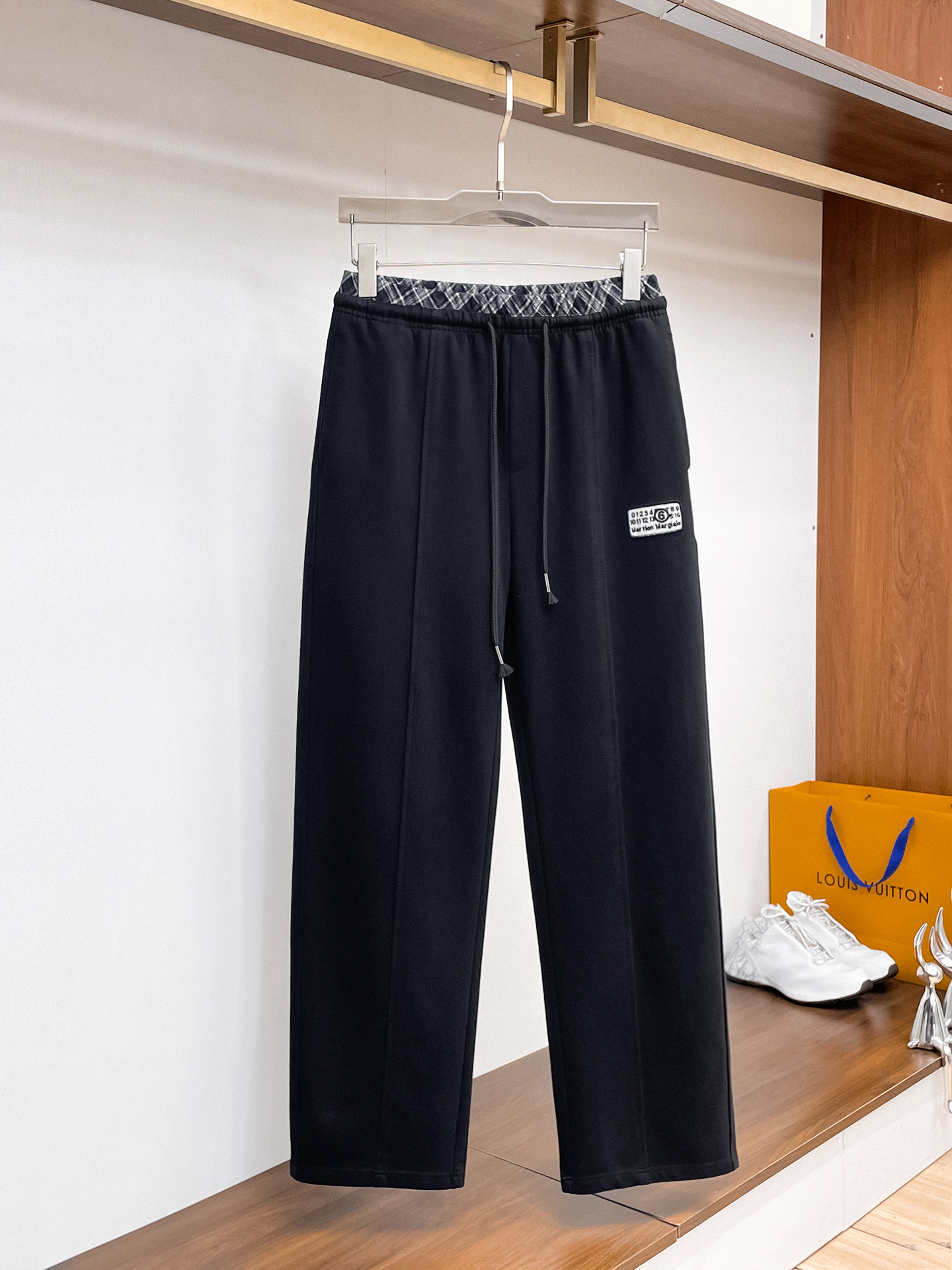 马吉拉 顶级货品🐮 🆕2026春夏新款休闲裤！官网同步发售。品牌经典LOGO休闲裤 ，定制面料，舒适度极