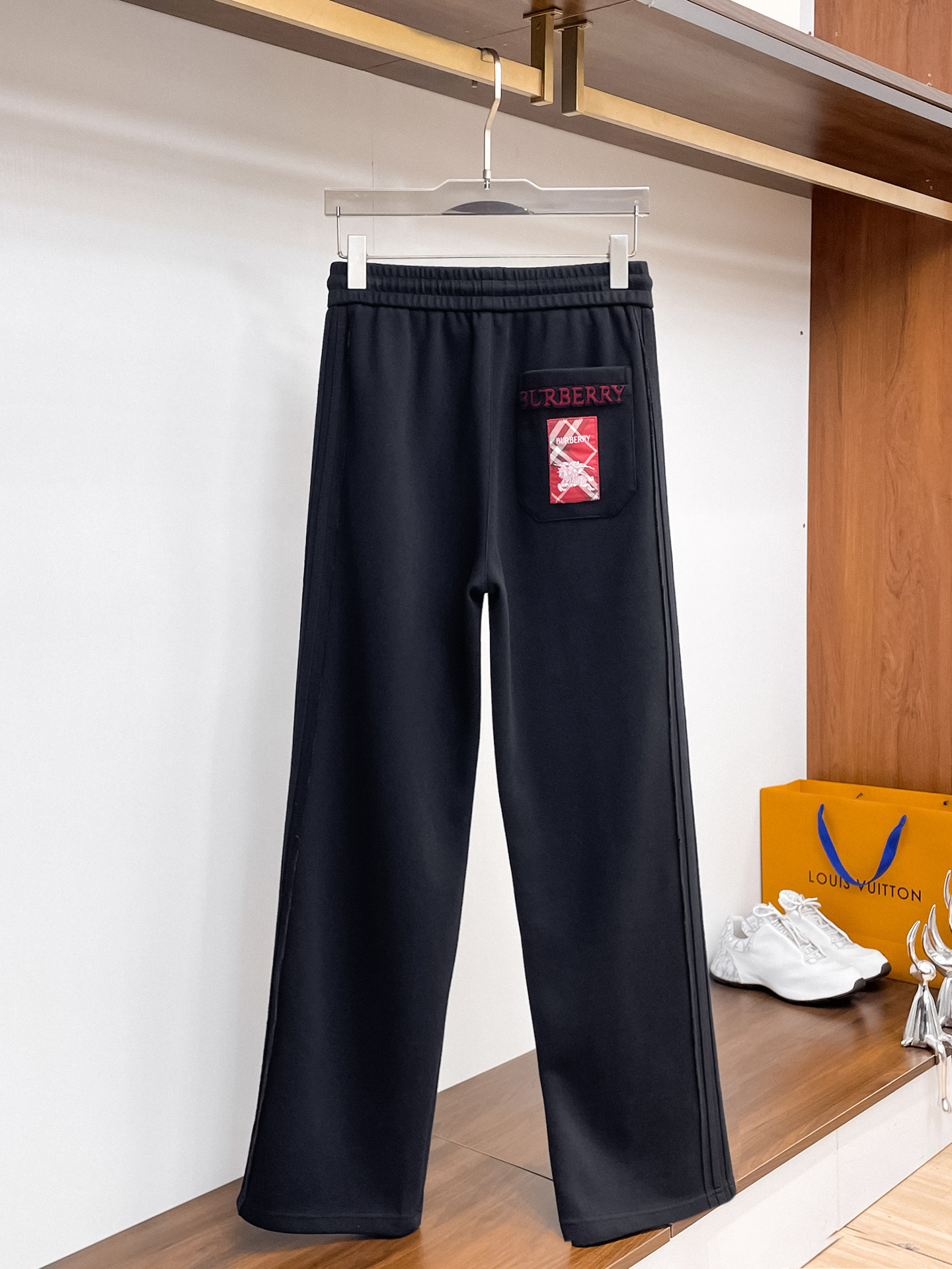 巴宝莉 顶级货品🐮 🆕2026春夏新款休闲裤！官网同步发售。品牌经典LOGO休闲裤 ，定制面料，舒适度极