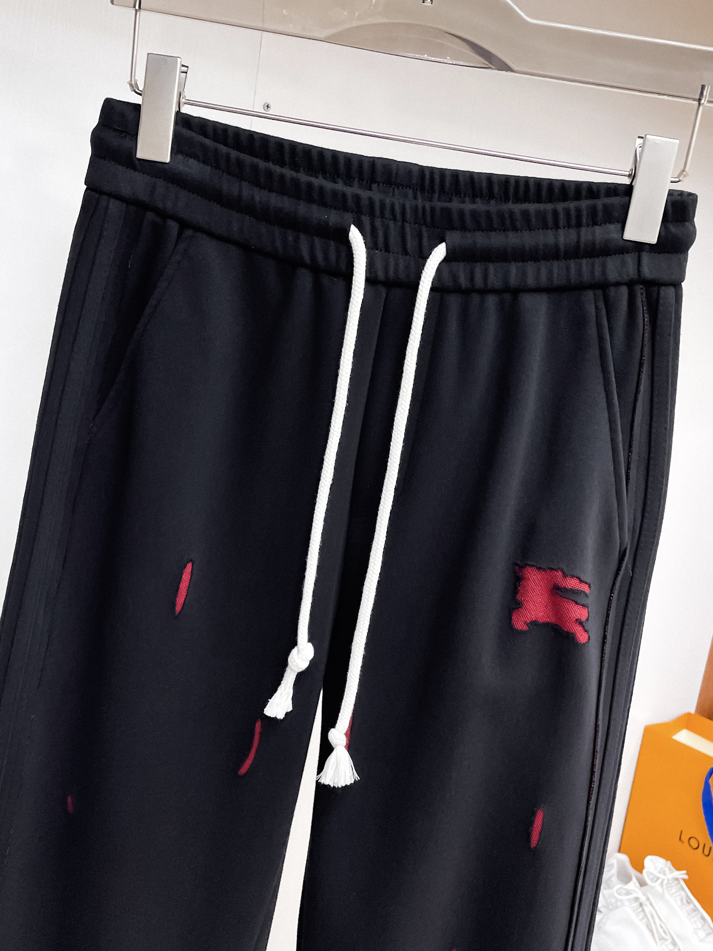 巴宝莉 顶级货品🐮 🆕2026春夏新款休闲裤！官网同步发售。品牌经典LOGO休闲裤 ，定制面料，舒适度极