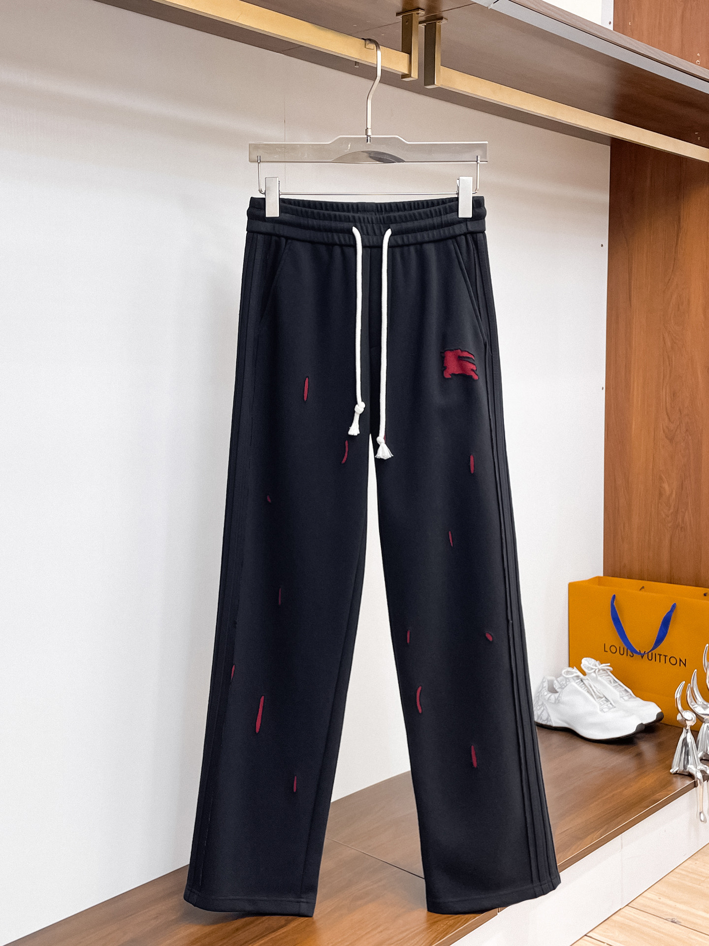 巴宝莉 顶级货品🐮 🆕2026春夏新款休闲裤！官网同步发售。品牌经典LOGO休闲裤 ，定制面料，舒适度极