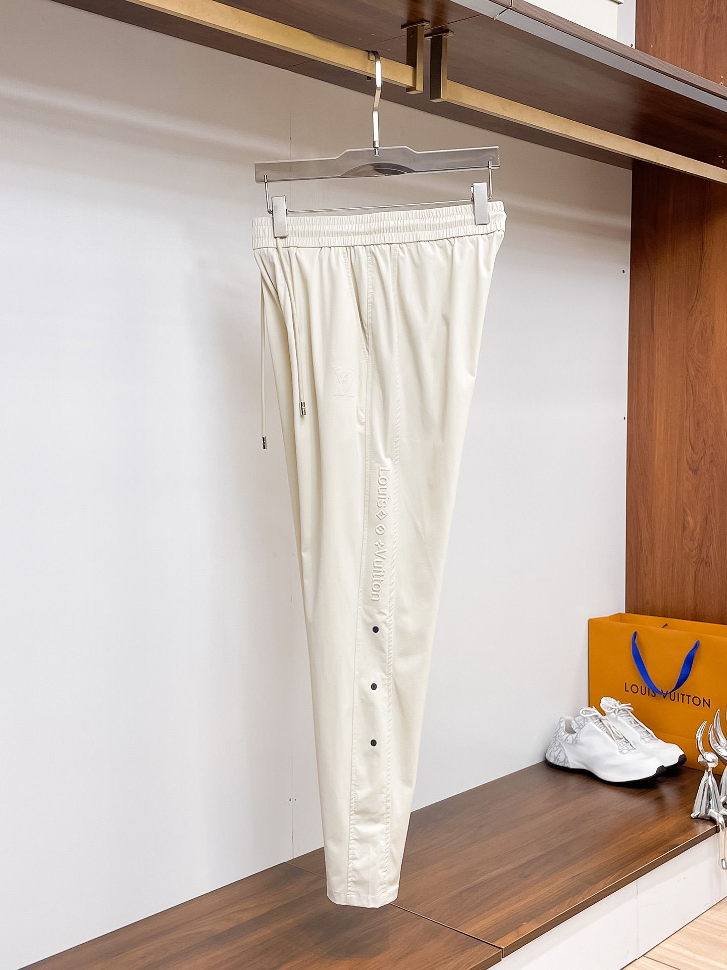 LV 顶级货品🐮 🆕2026春夏新款休闲裤！官网同步发售。品牌经典LOGO休闲裤 ，定制面料，舒适度极好