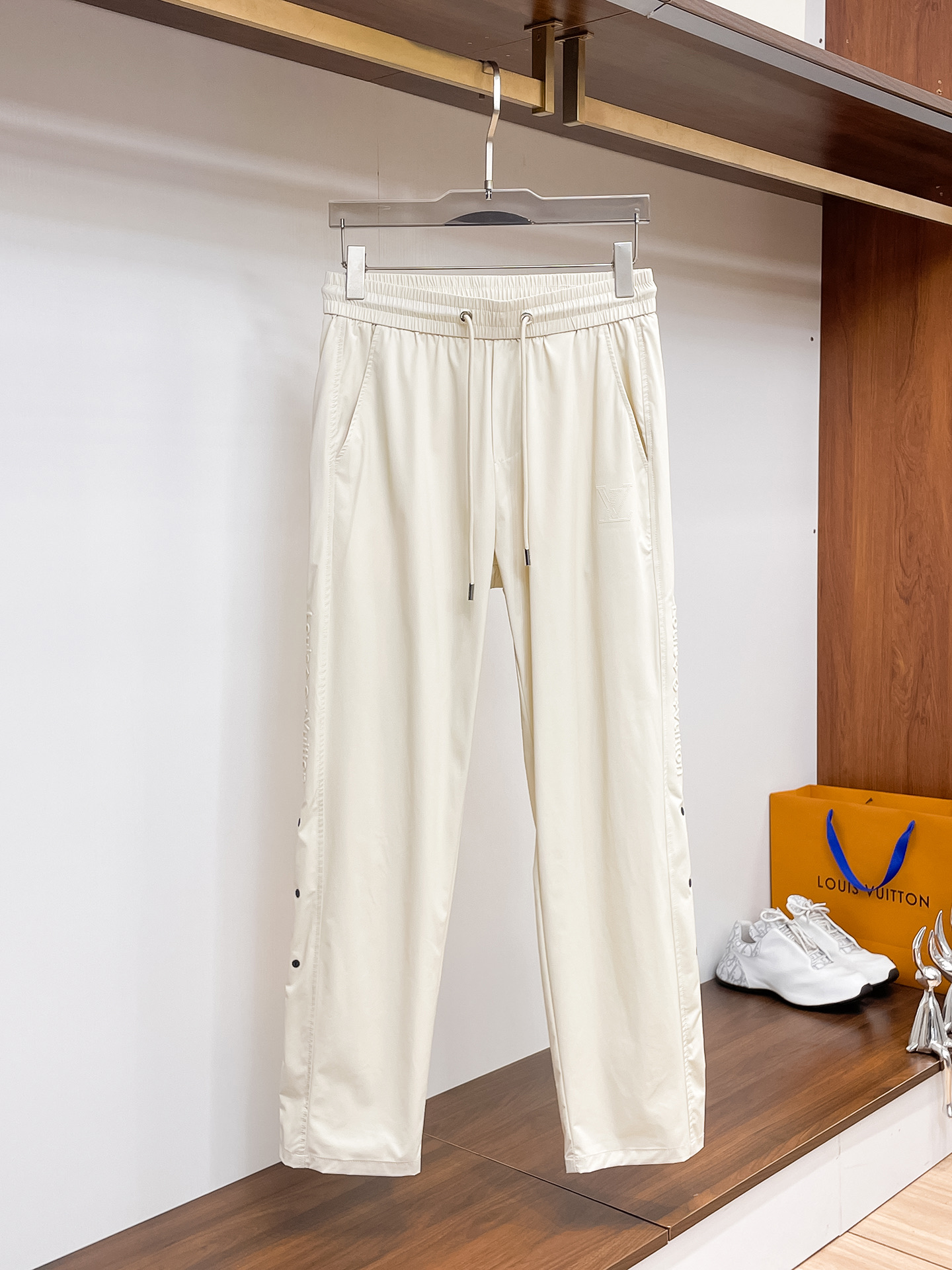 LV 顶级货品🐮 🆕2026春夏新款休闲裤！官网同步发售。品牌经典LOGO休闲裤 ，定制面料，舒适度极好