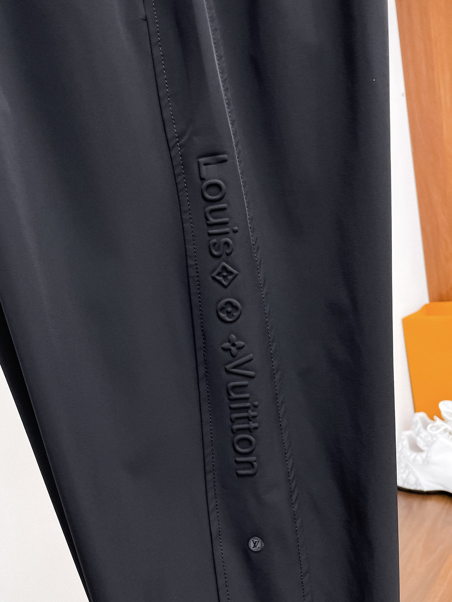 LV 顶级货品🐮 🆕2026春夏新款休闲裤！官网同步发售。品牌经典LOGO休闲裤 ，定制面料，舒适度极好