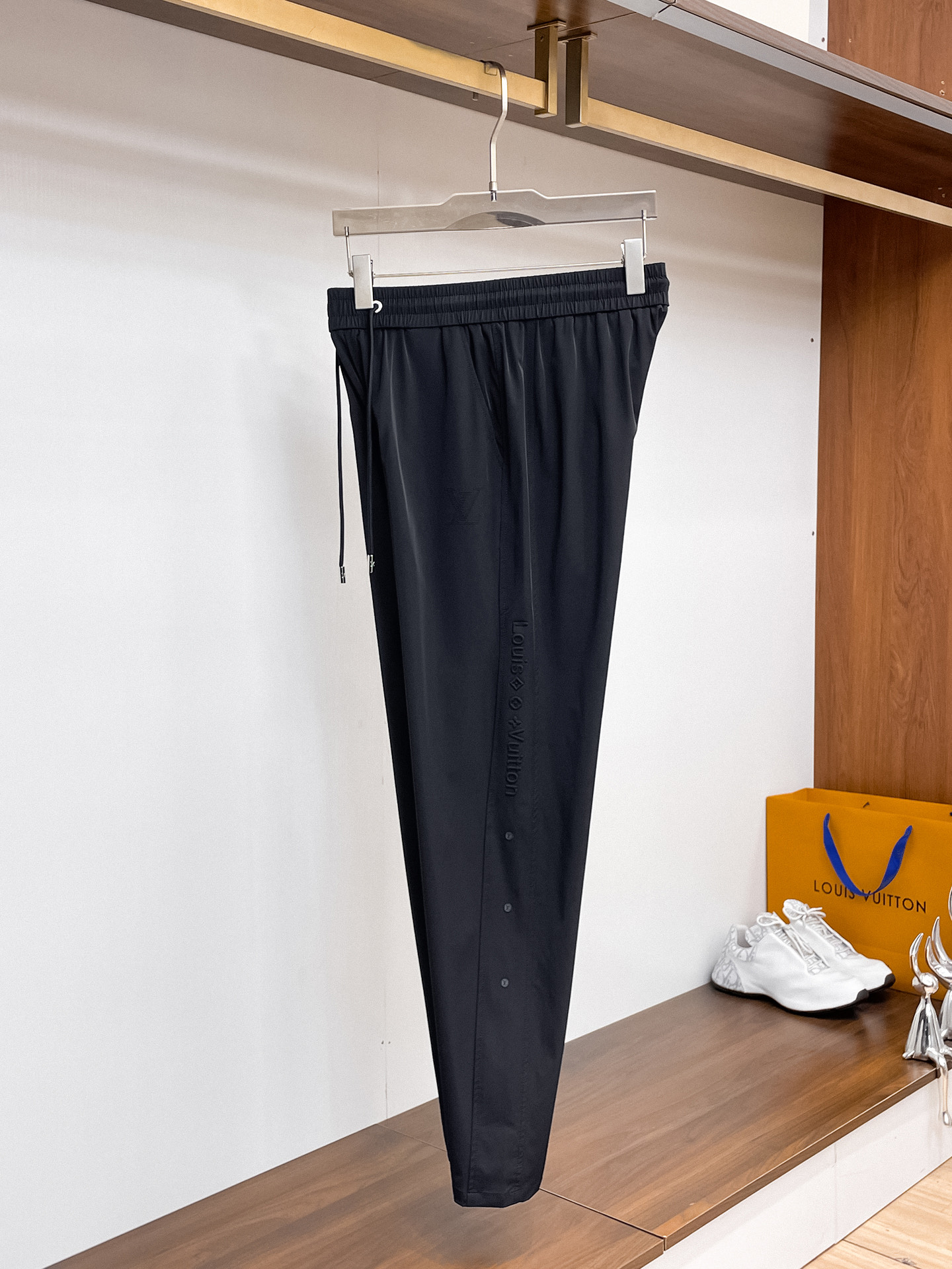 LV 顶级货品🐮 🆕2026春夏新款休闲裤！官网同步发售。品牌经典LOGO休闲裤 ，定制面料，舒适度极好