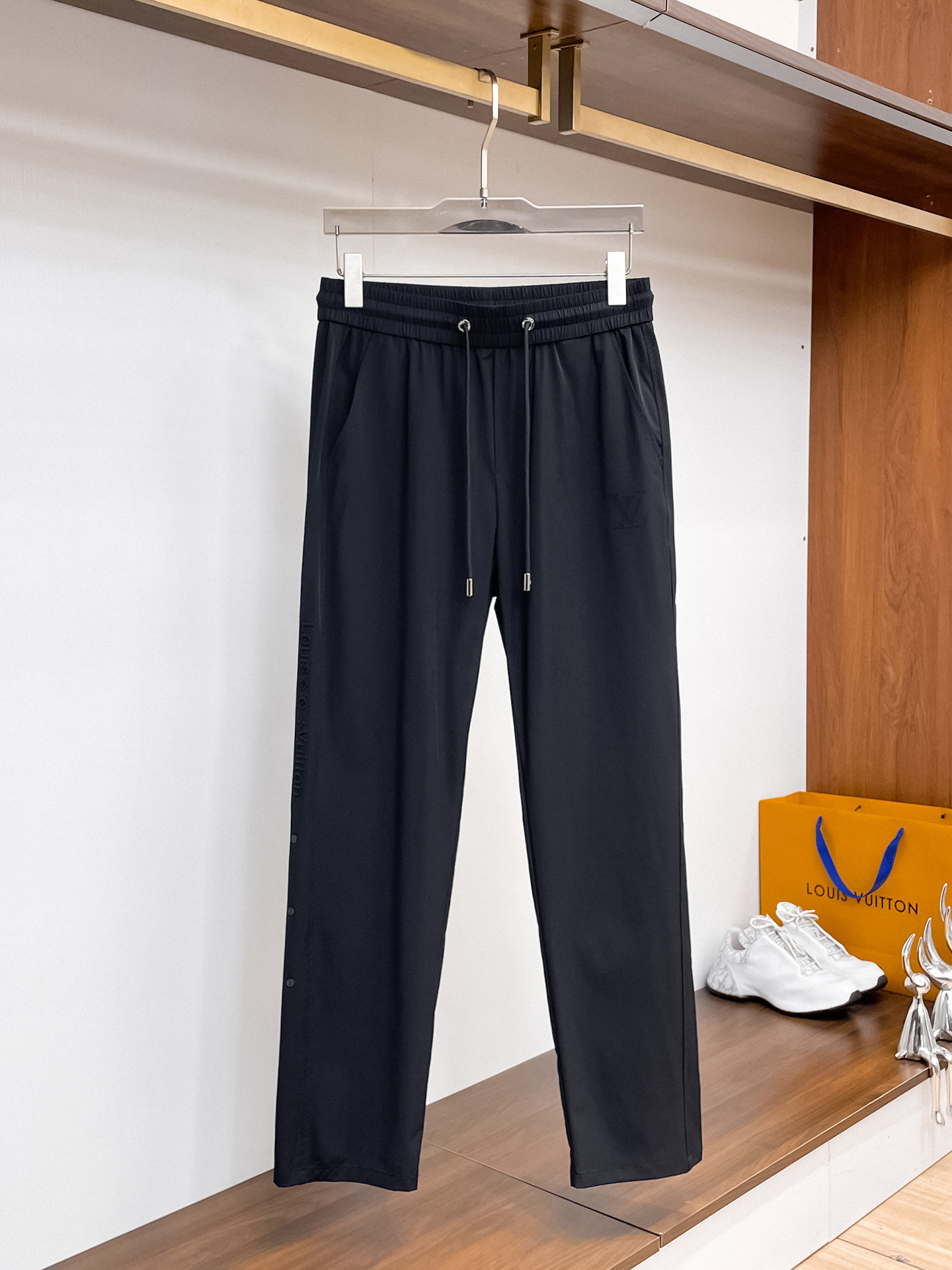 LV 顶级货品🐮 🆕2026春夏新款休闲裤！官网同步发售。品牌经典LOGO休闲裤 ，定制面料，舒适度极好