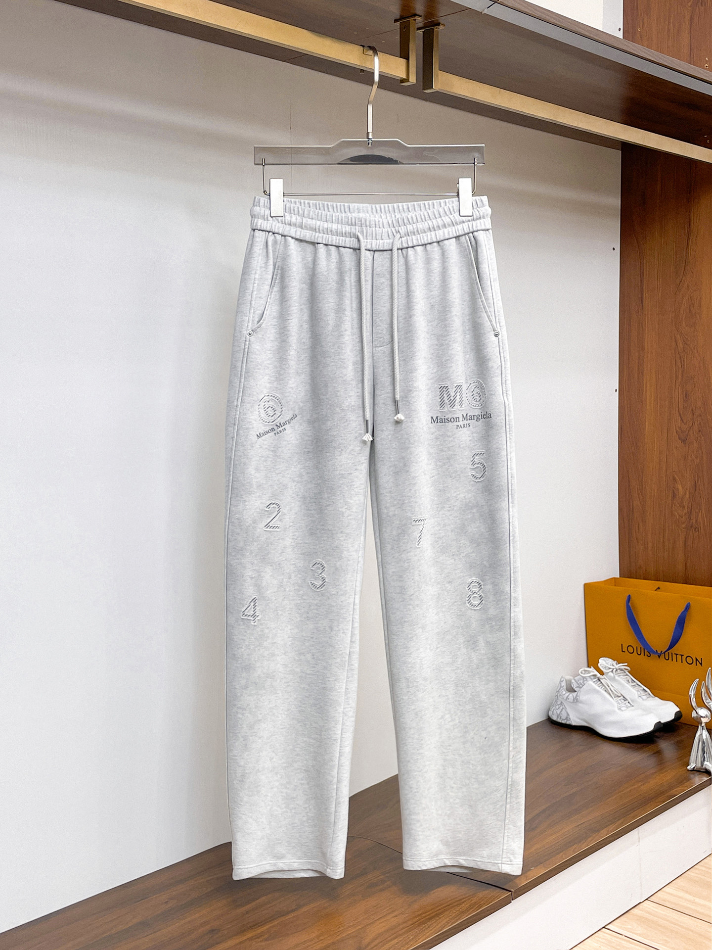 马吉拉 顶级货品🐮 🆕2026春夏新款休闲裤！官网同步发售。品牌经典LOGO休闲裤 ，定制面料，舒适度极