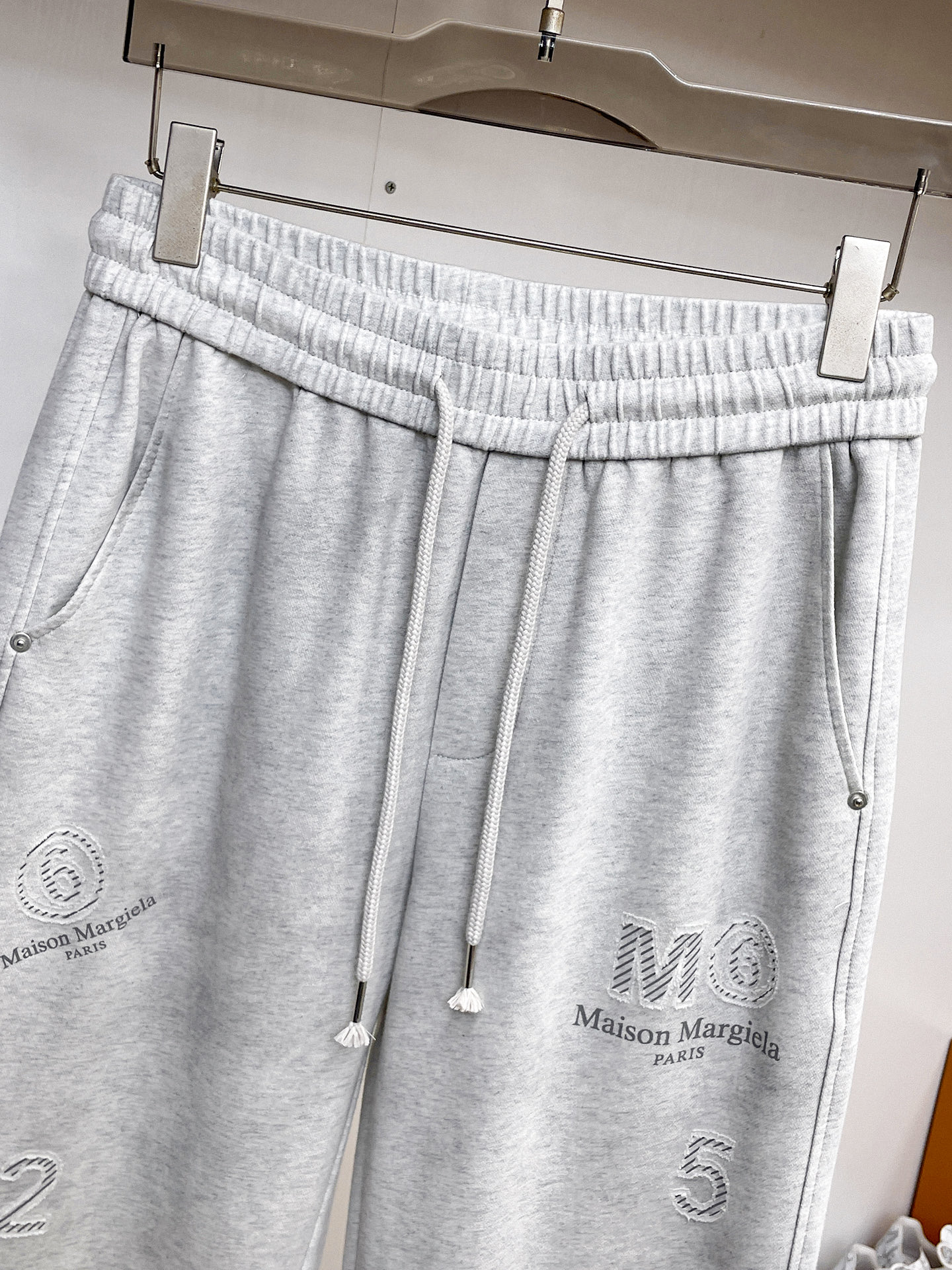 马吉拉 顶级货品🐮 🆕2026春夏新款休闲裤！官网同步发售。品牌经典LOGO休闲裤 ，定制面料，舒适度极